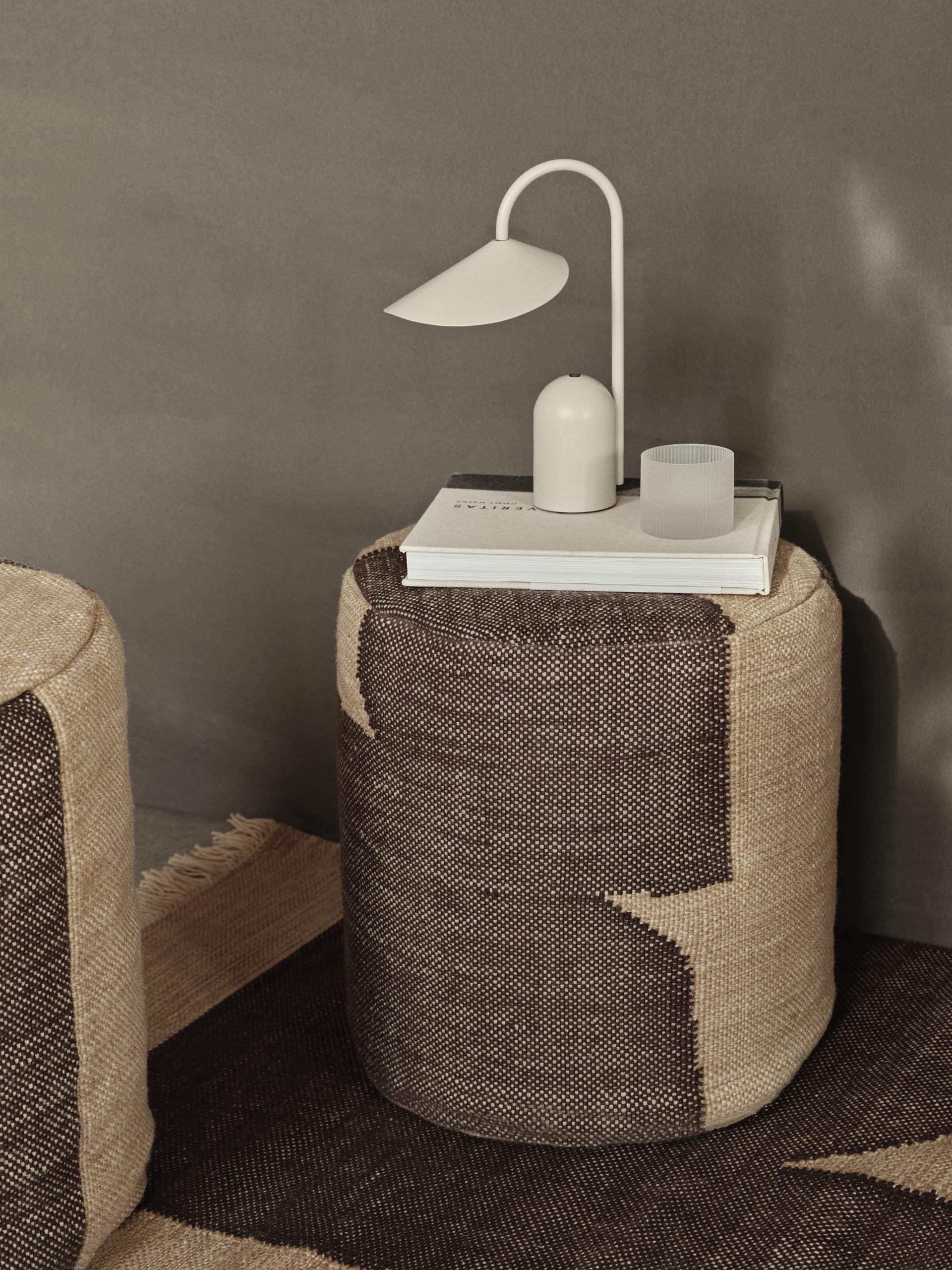 Портативна лампа Arum кольору кашемір від Ferm Living