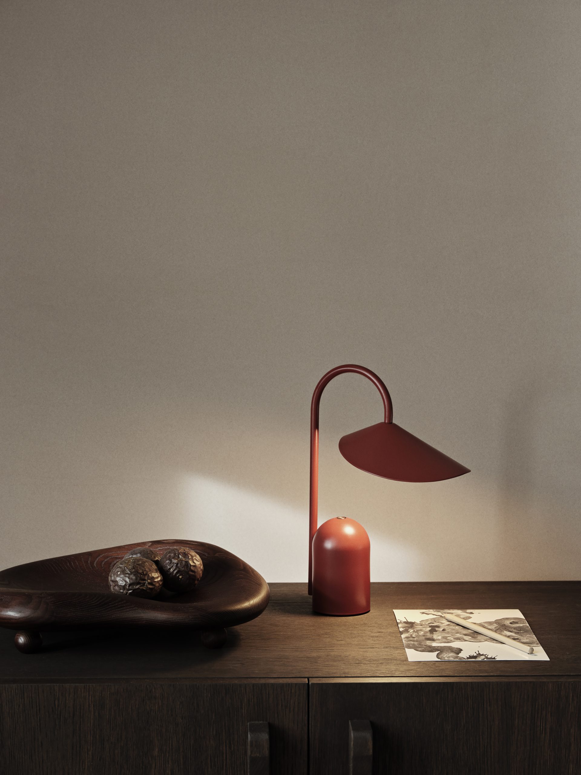 Портативна лампа Arum оксидно-червоного кольору від Ferm Living