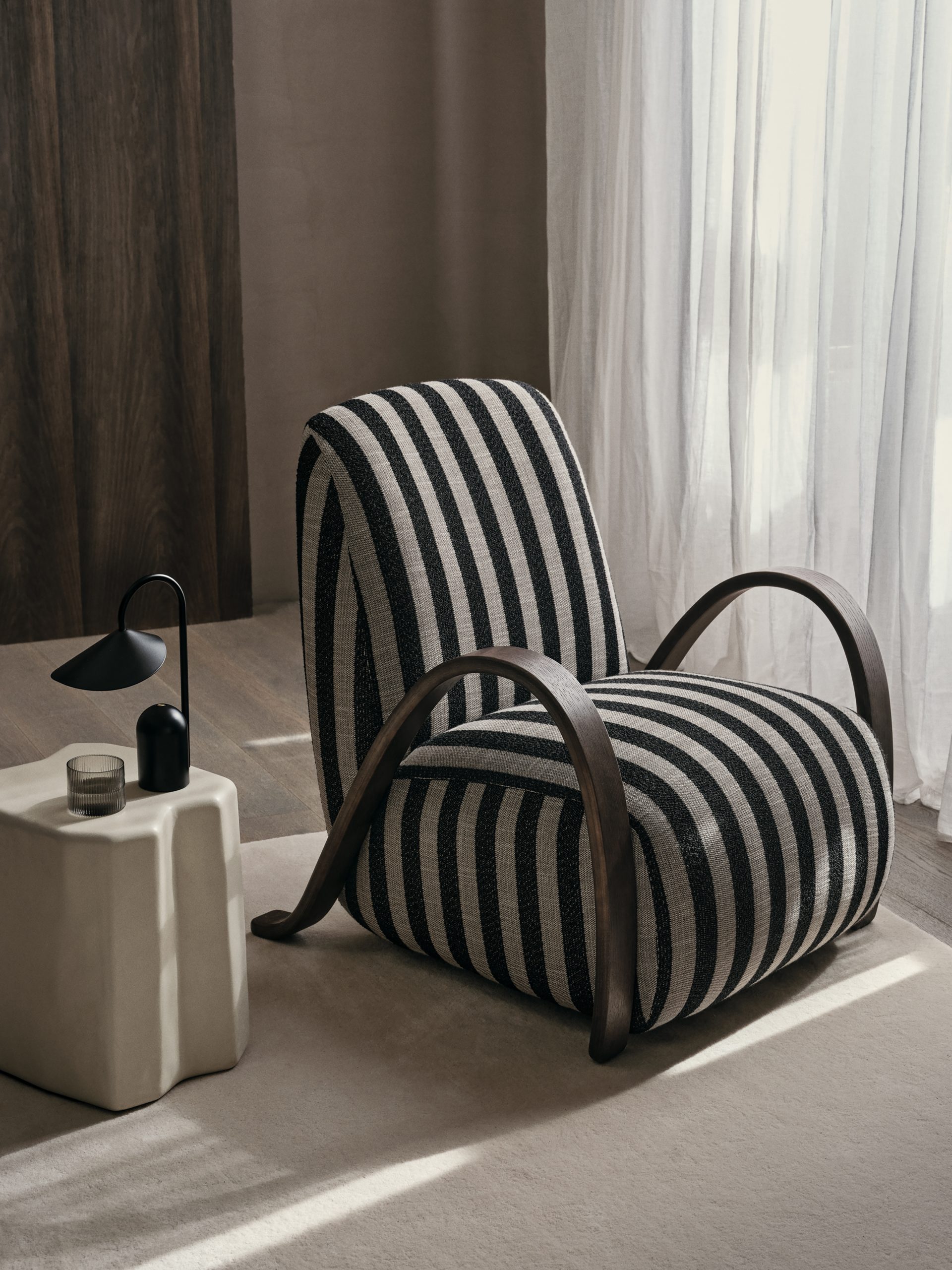 Портативна лампа Arum чорного кольору від Ferm Living