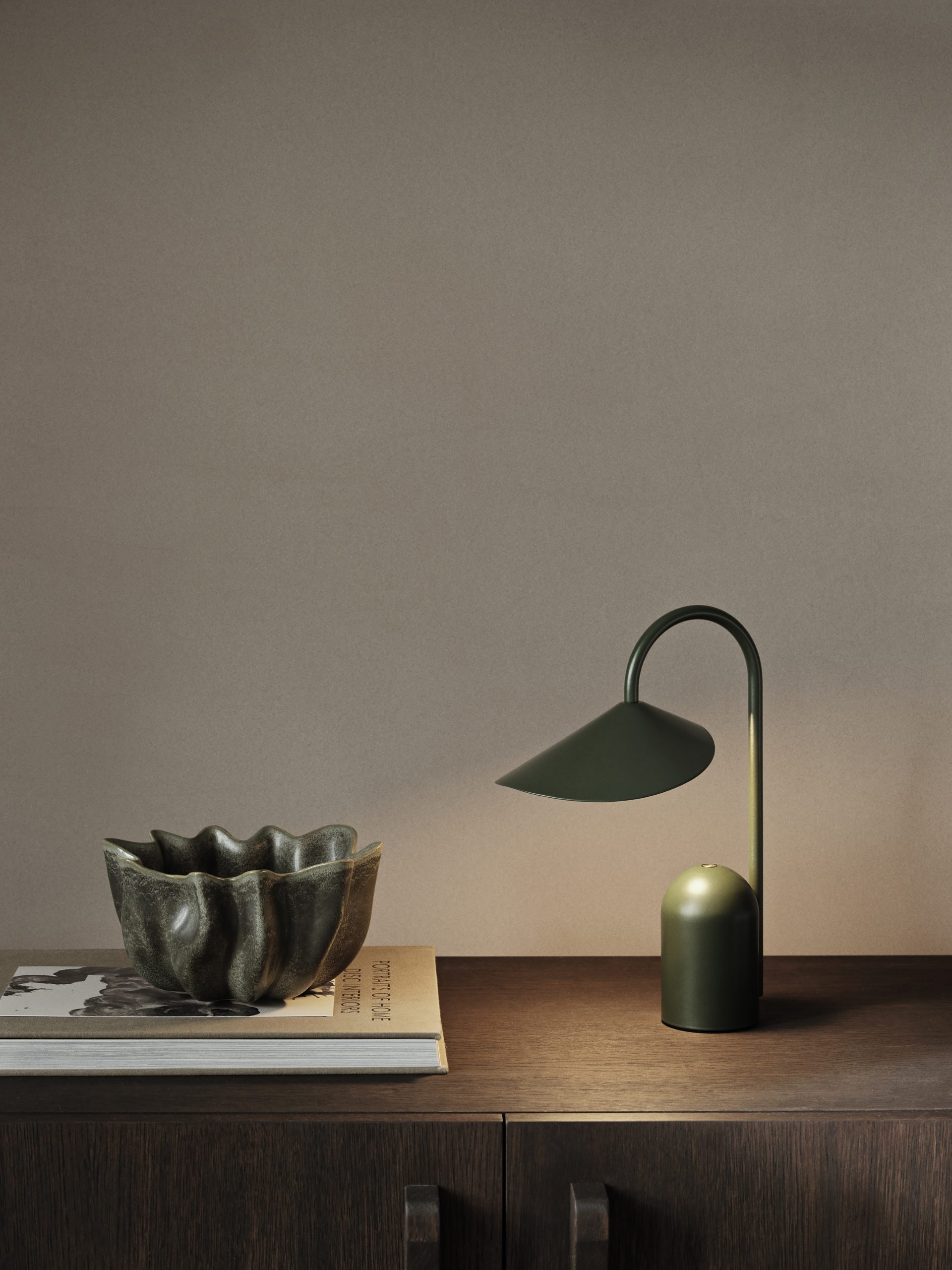Портативна лампа Arum травянисто-зеленого кольору від Ferm Living