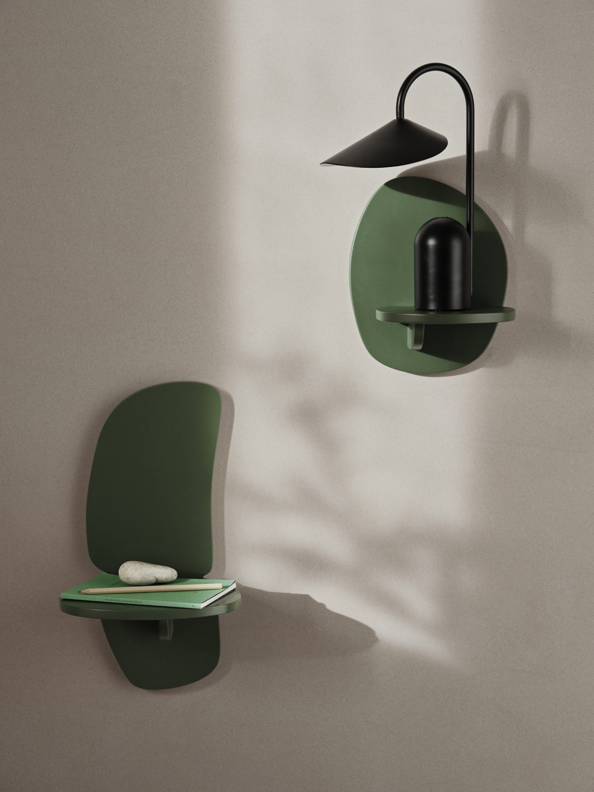 Портативна лампа Arum травянисто-зеленого кольору від Ferm Living