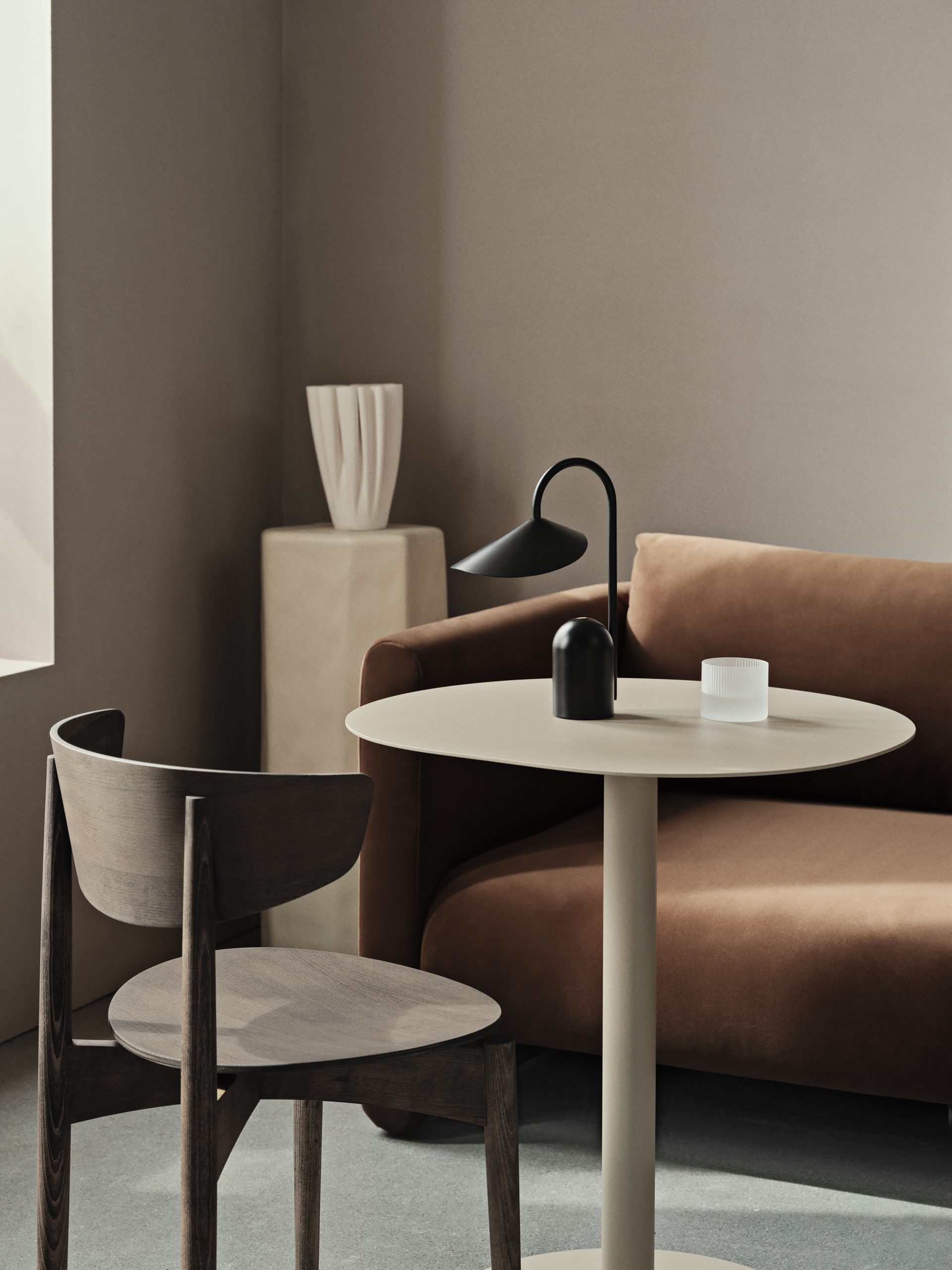 Портативна лампа Arum чорного кольору від Ferm Living