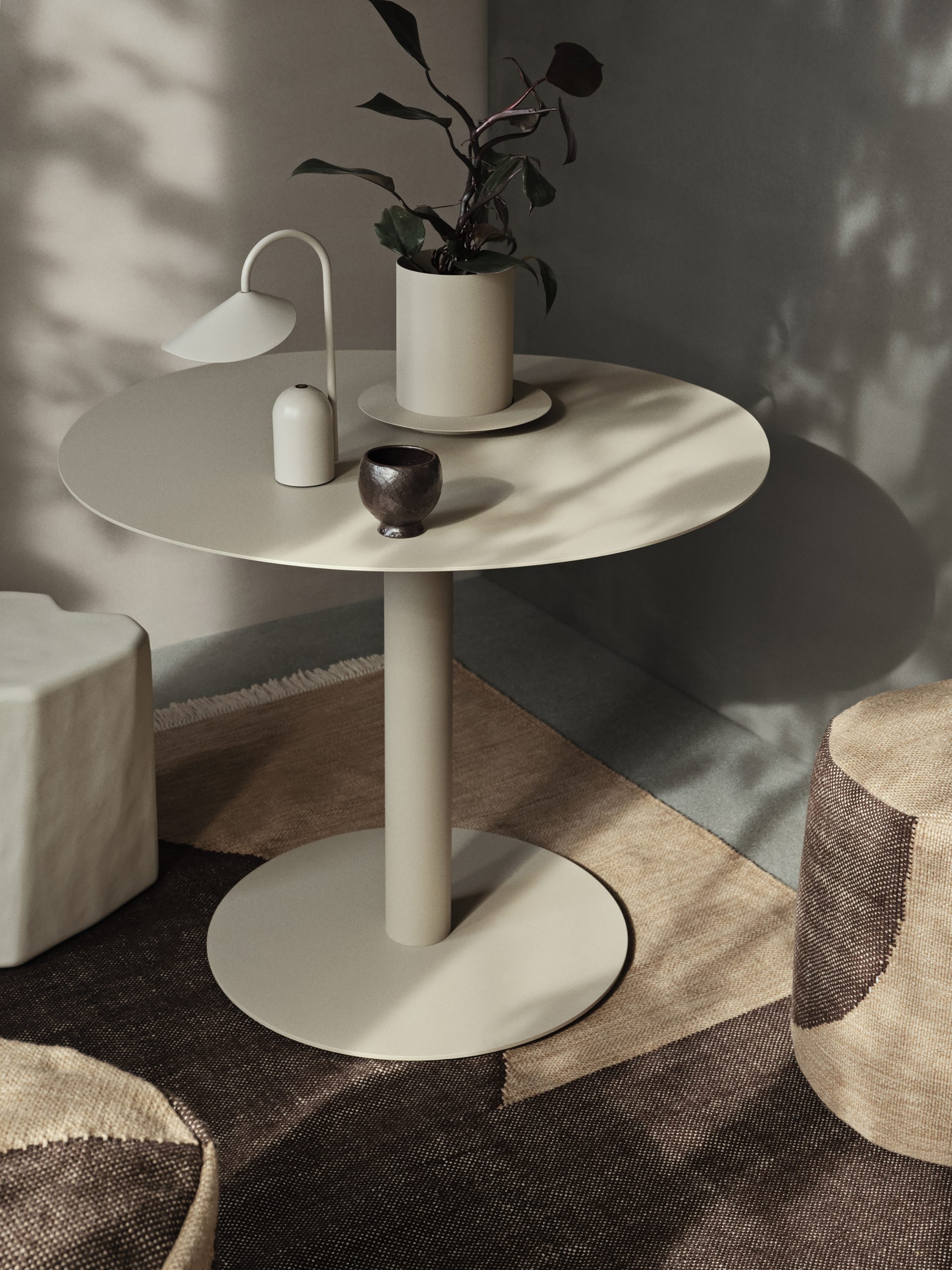 Портативна лампа Arum кольору кашемір від Ferm Living