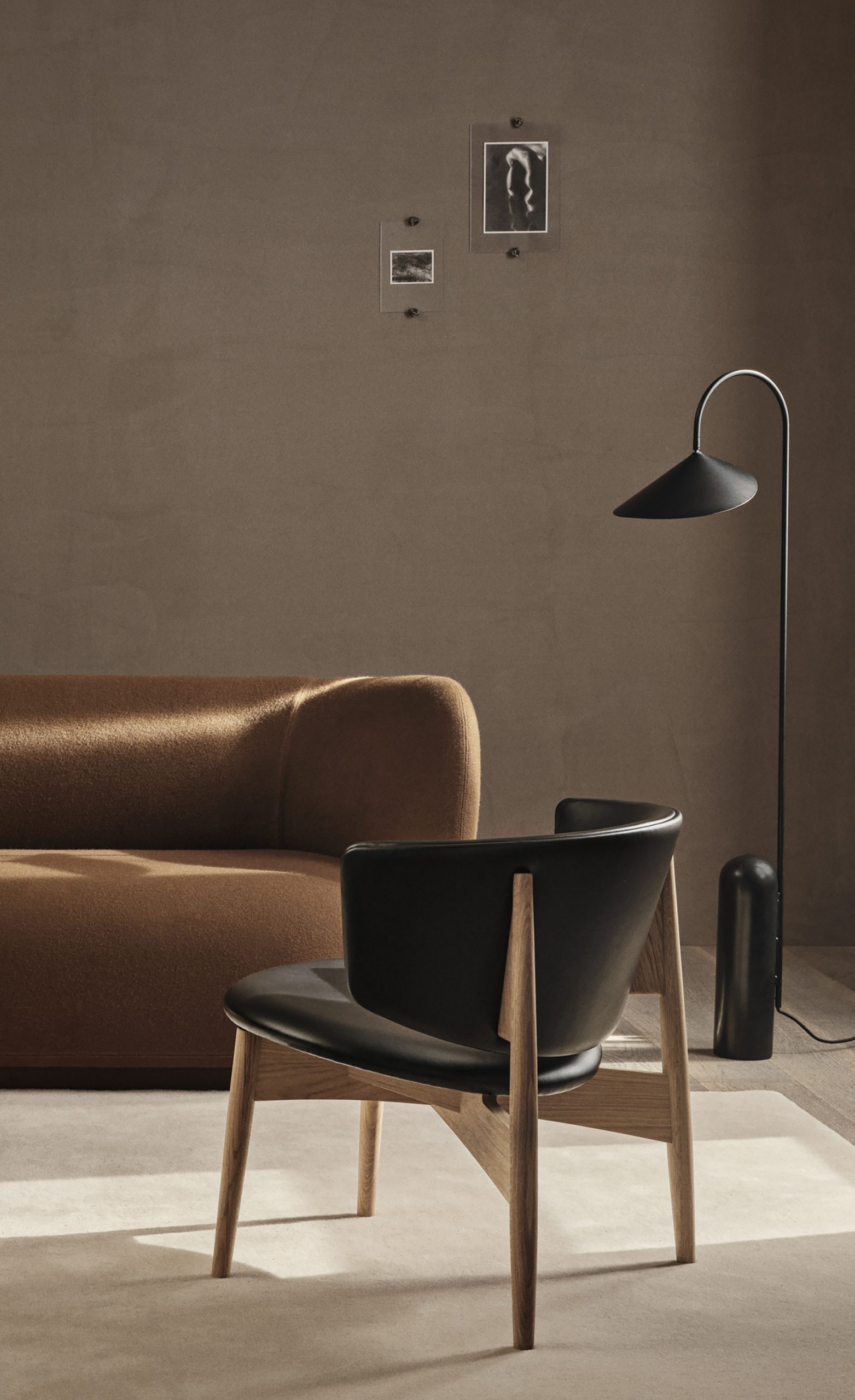 Торшер Arum чорного кольору від Ferm Living