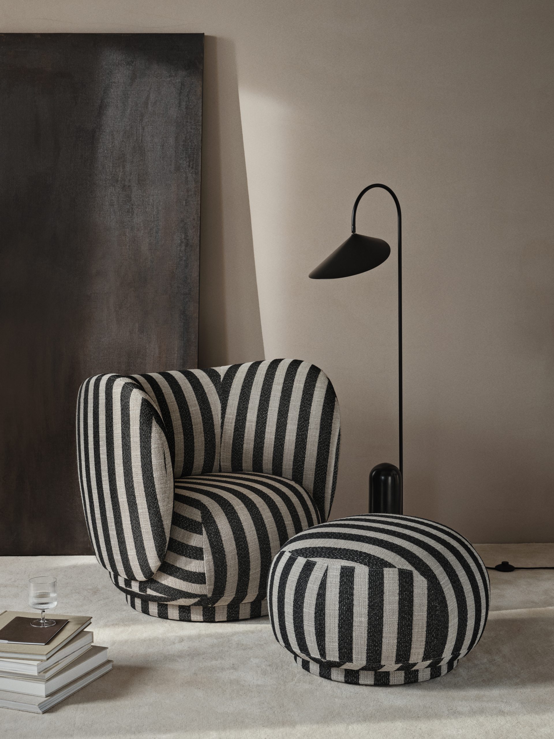 Торшер Arum чорного кольору від Ferm Living