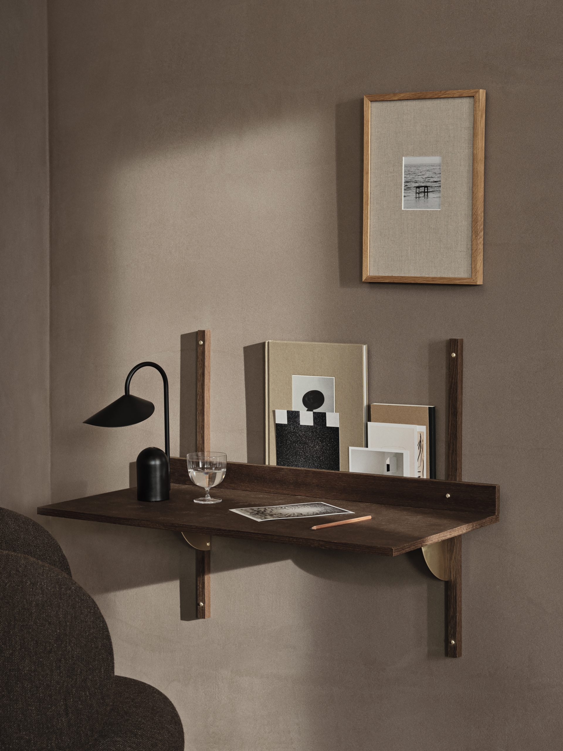 Портативна лампа Arum чорного кольору від Ferm Living