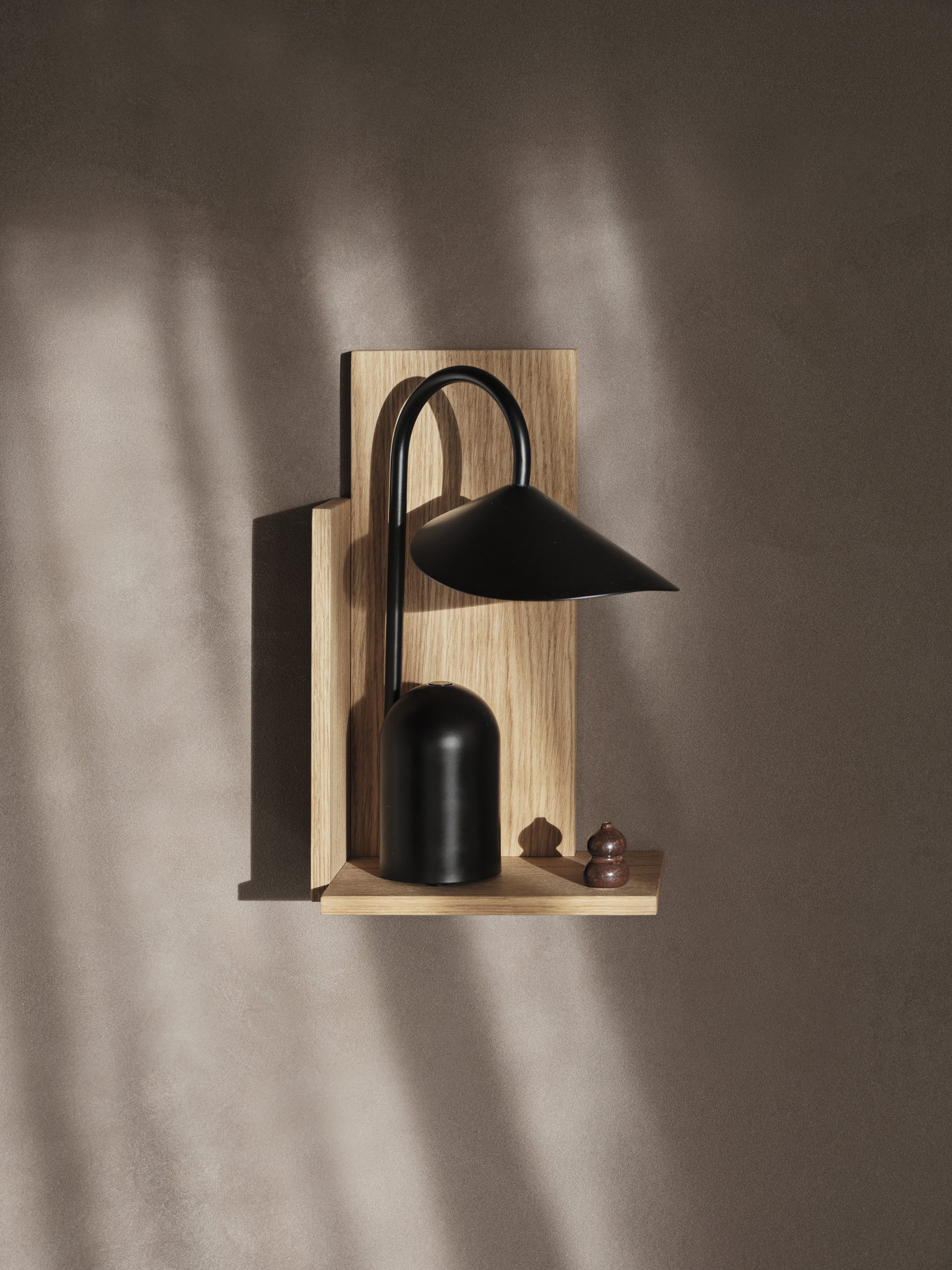 Портативна лампа Arum чорного кольору від Ferm Living