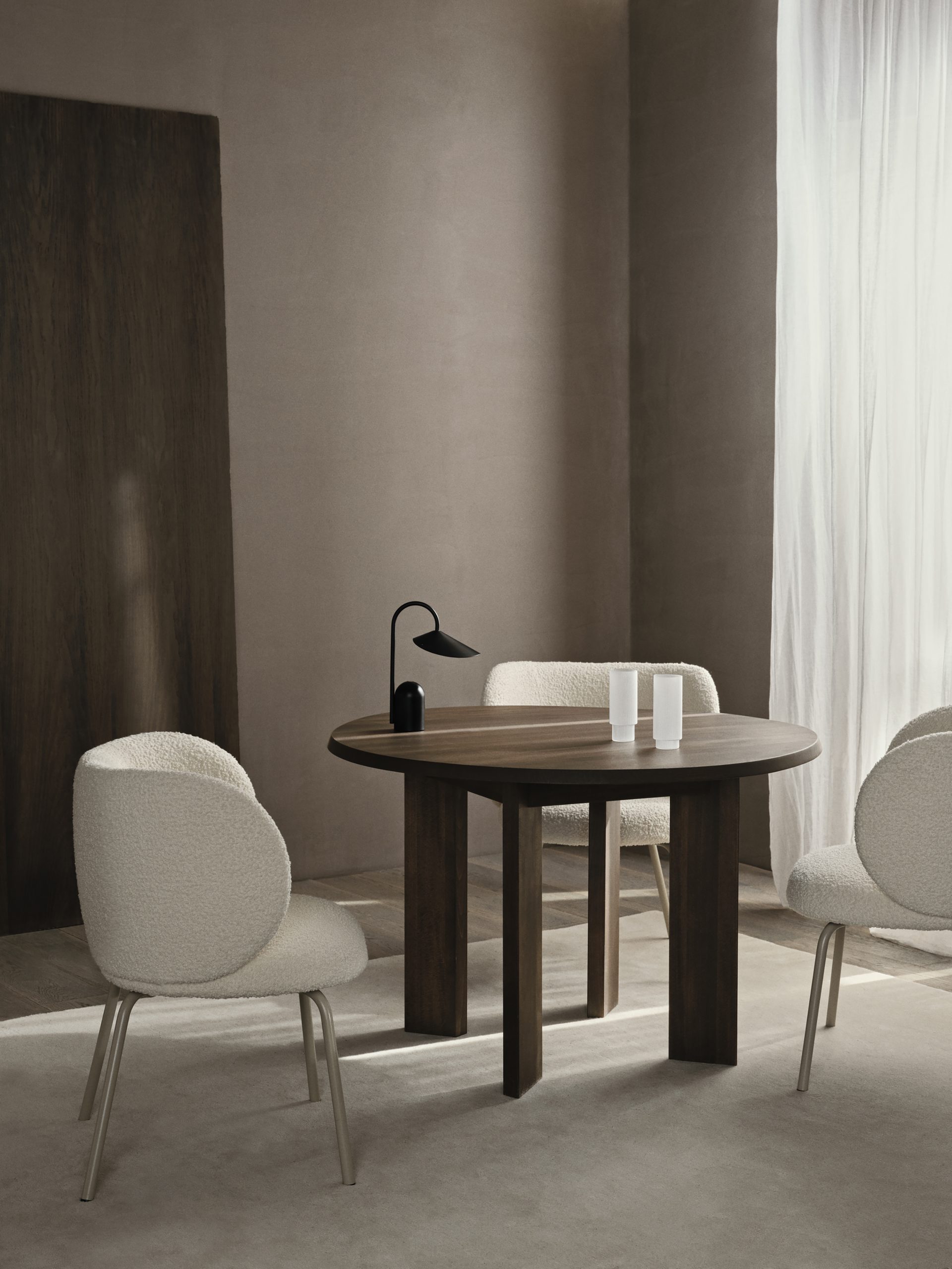 Портативна лампа Arum чорного кольору від Ferm Living
