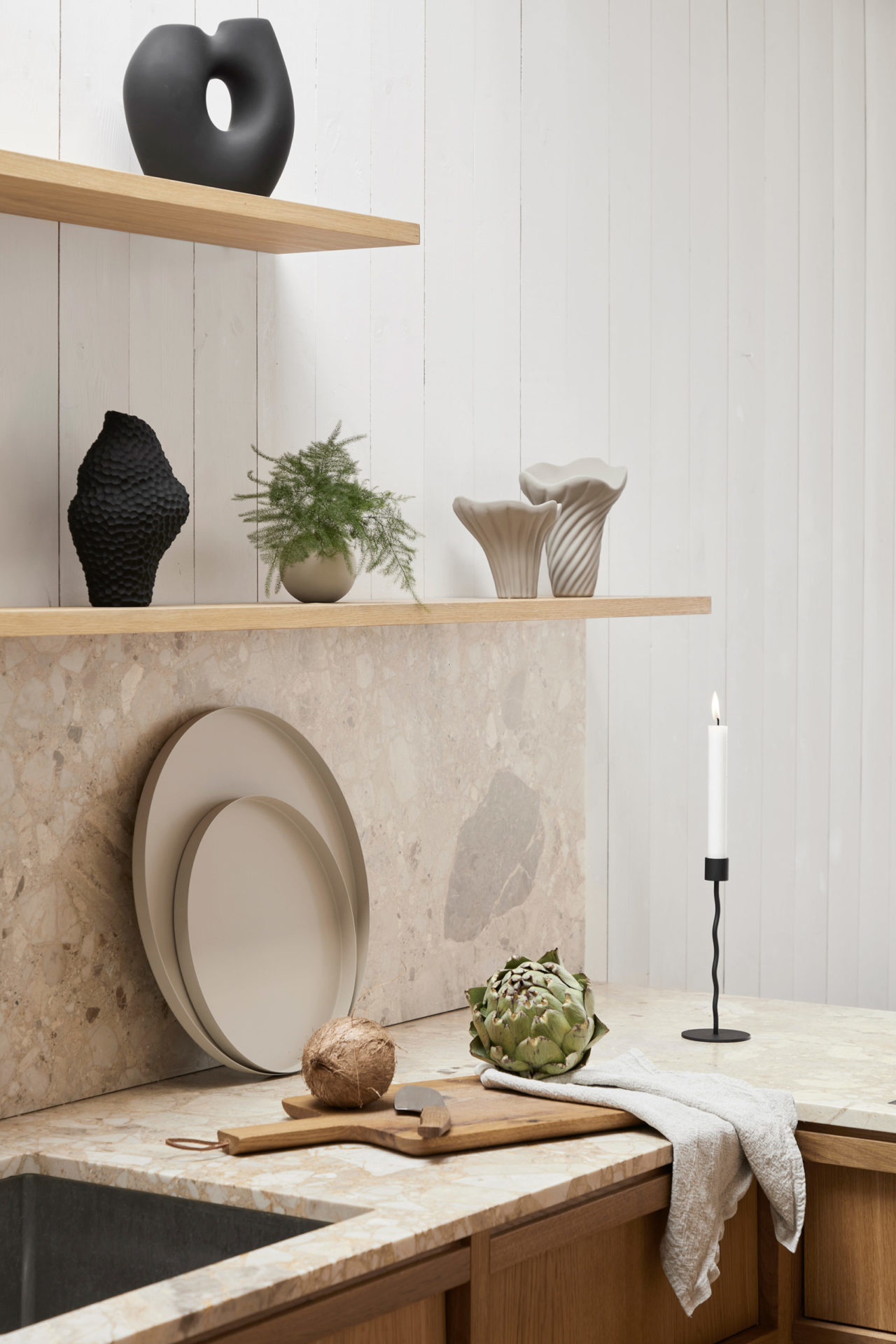 Керамічна ваза Frodig  чорного кольору від Cooee Design 23 см