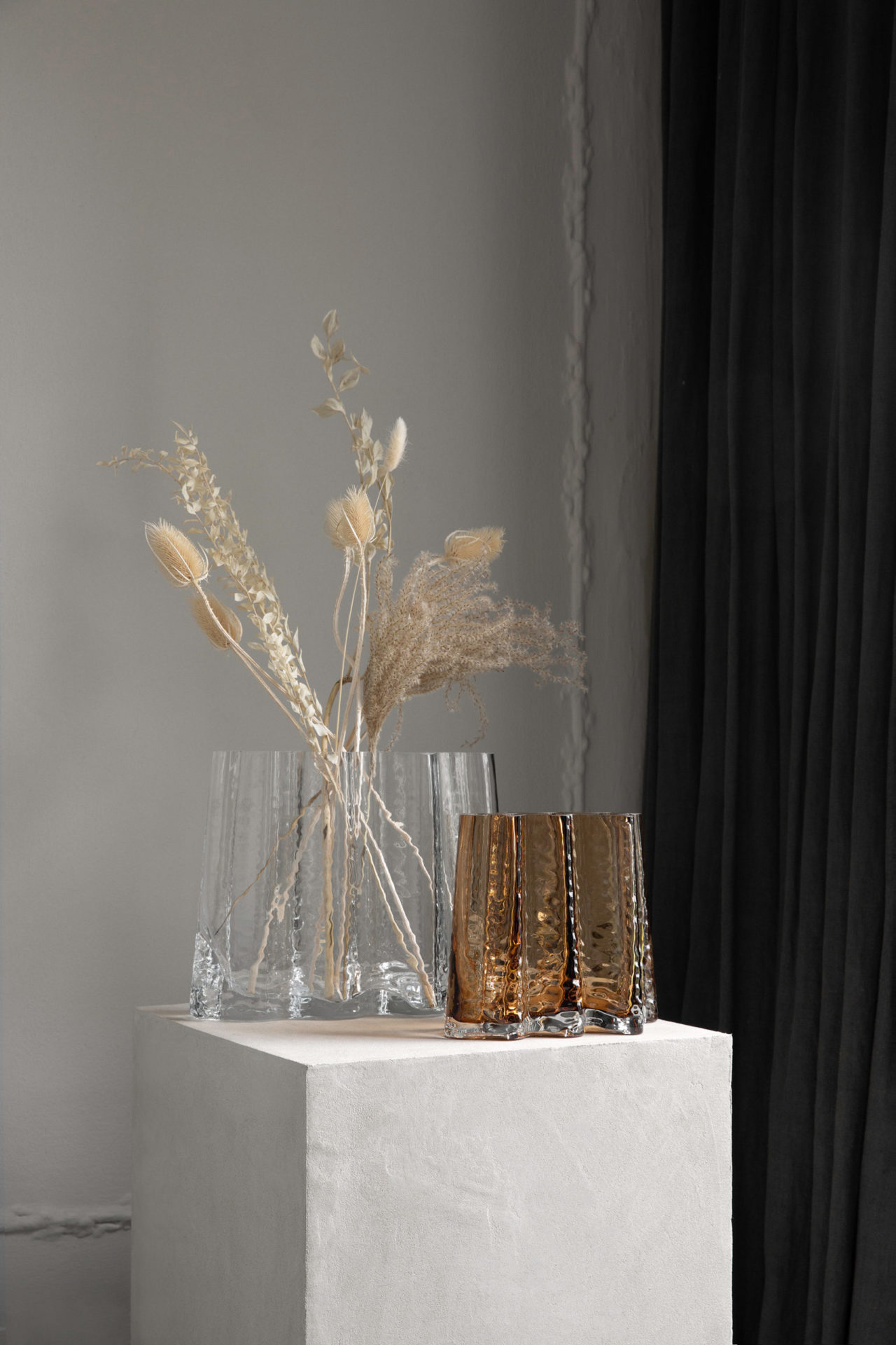 Скляна ваза Gry Wide Small коньячного кольору від Cooee Design