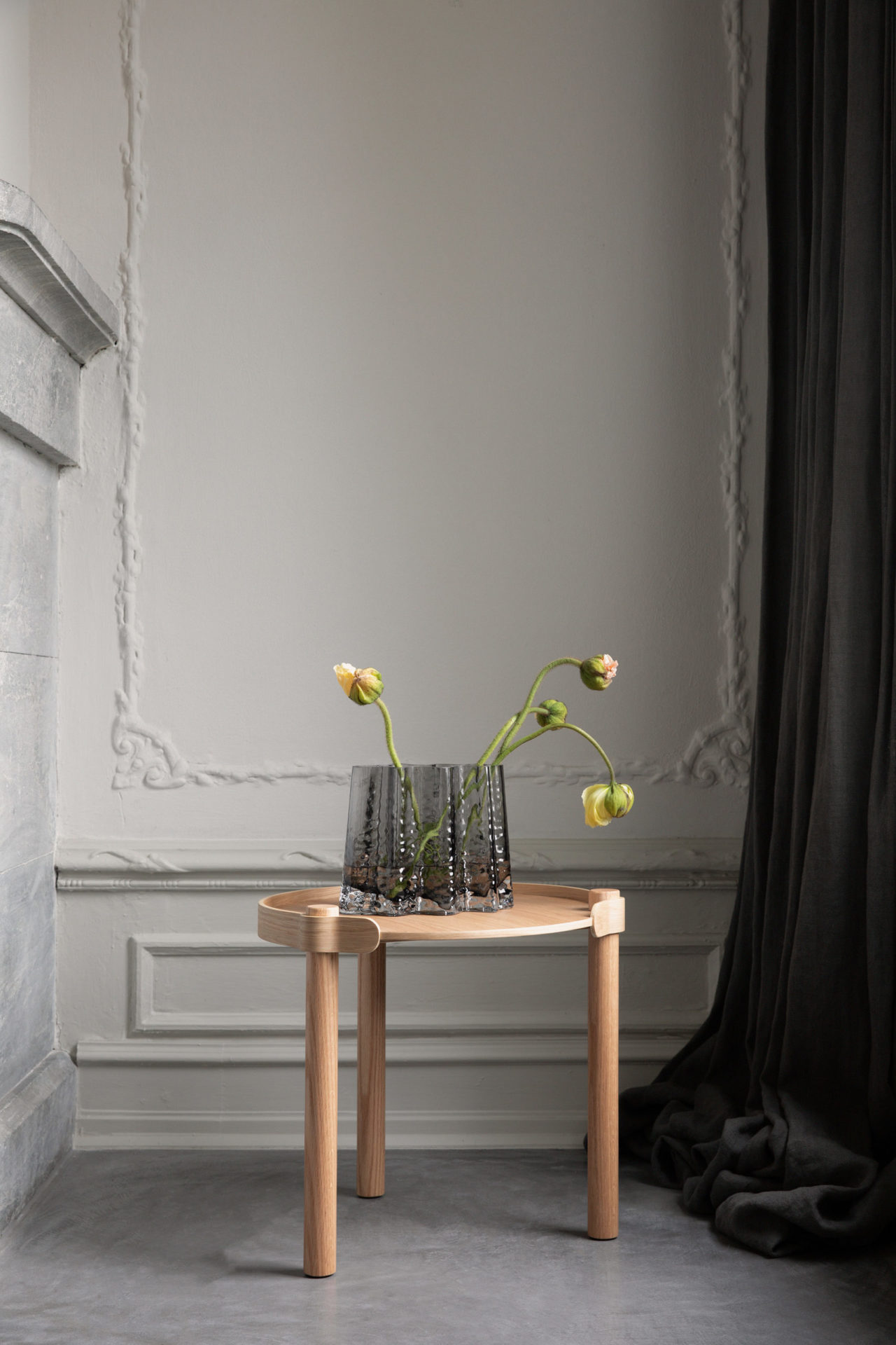 Скляна ваза Gry Wide Large димного кольору від Cooee Design