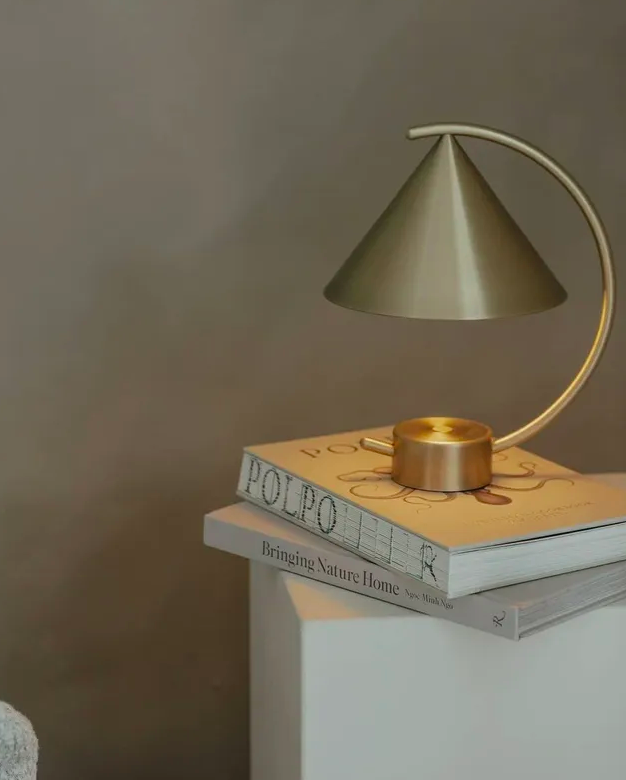 Латунна портативна лампа Meridian від Ferm Living