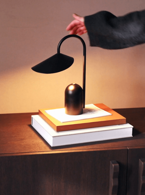Портативна лампа Arum чорного кольору від Ferm Living