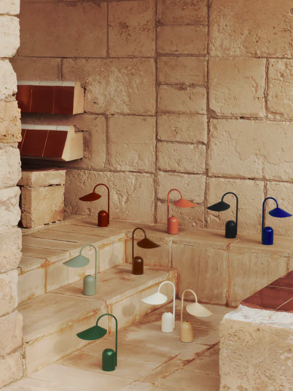 Портативна лампа Arum білого кольору від Ferm Living