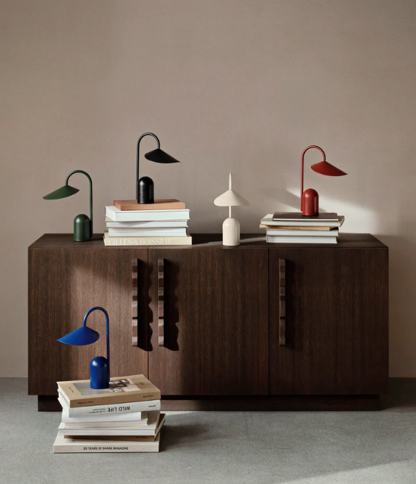 Портативна лампа Arum травянисто-зеленого кольору від Ferm Living