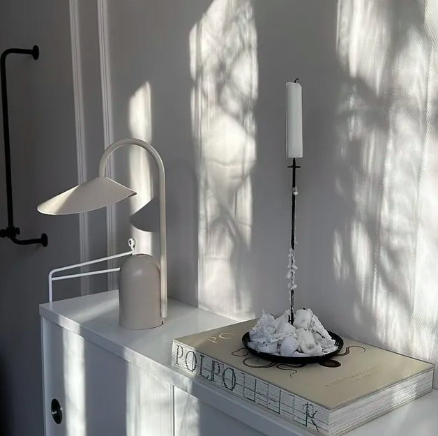 Портативна лампа Arum кольору кашемір від Ferm Living