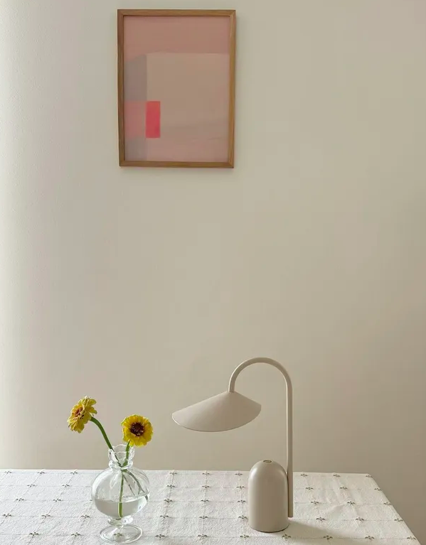 Портативна лампа Arum кольору кашемір від Ferm Living