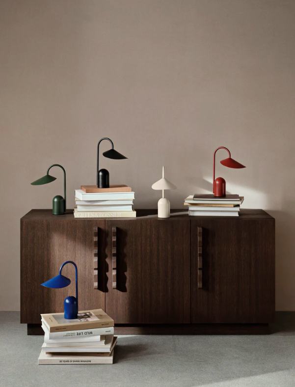 Портативна лампа Arum  яскраво-синього кольору від Ferm Living