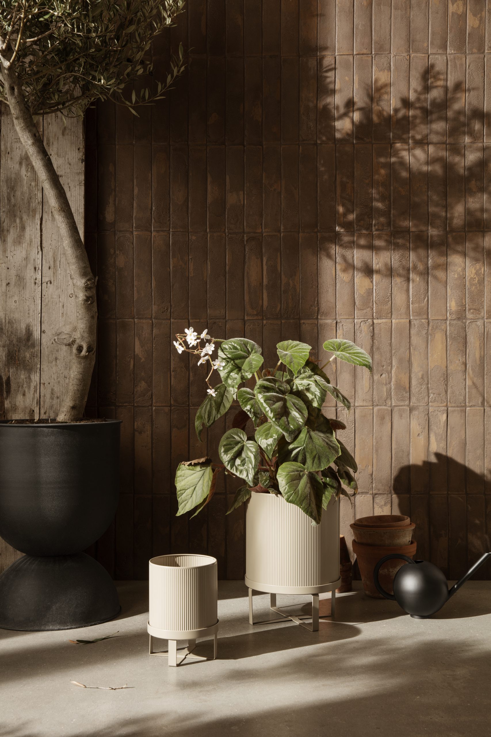 Горщик  для рослин Hourglass чорного кольору від Ferm Living