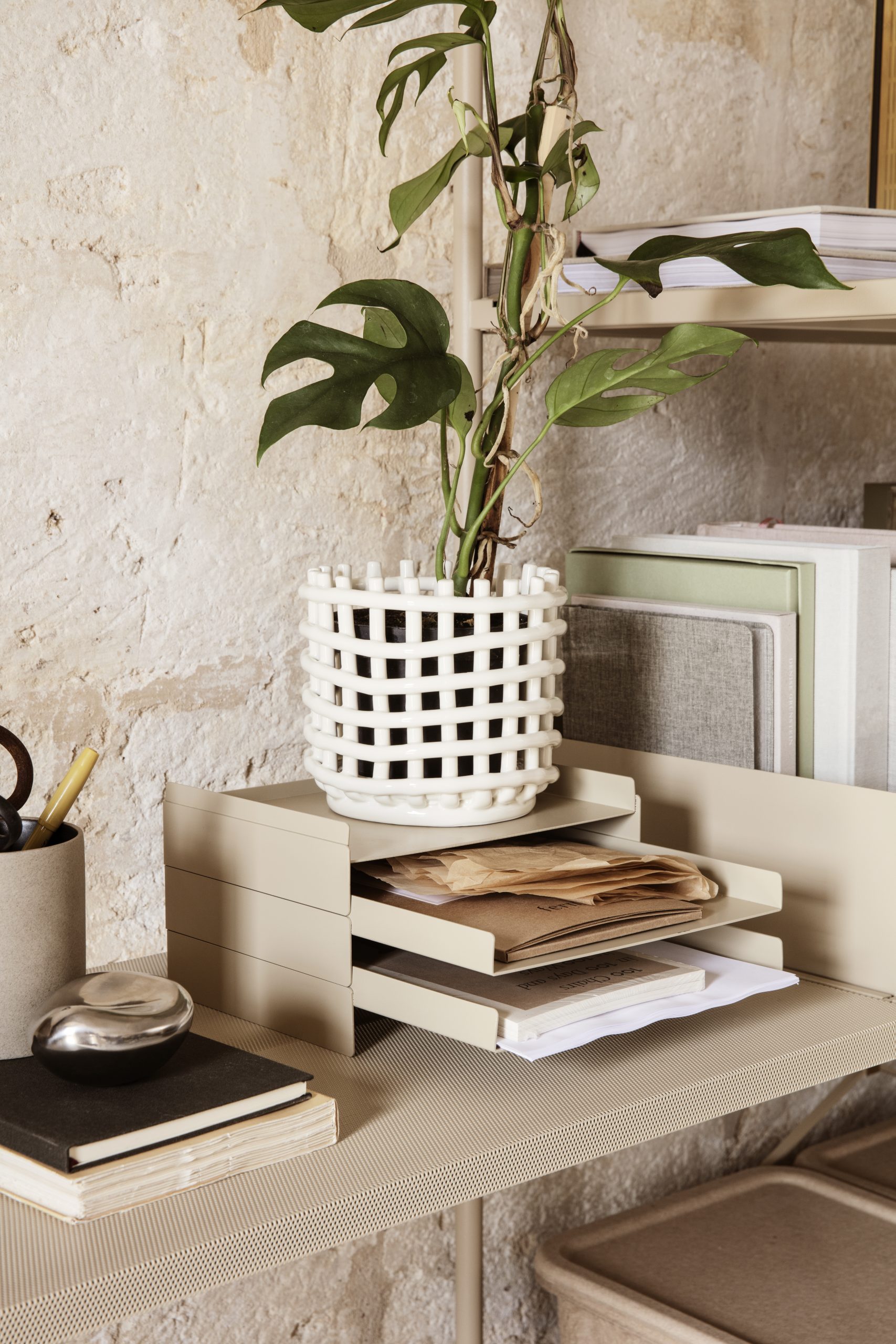 Горщик Ceramic Basket білого кольору від Ferm Living