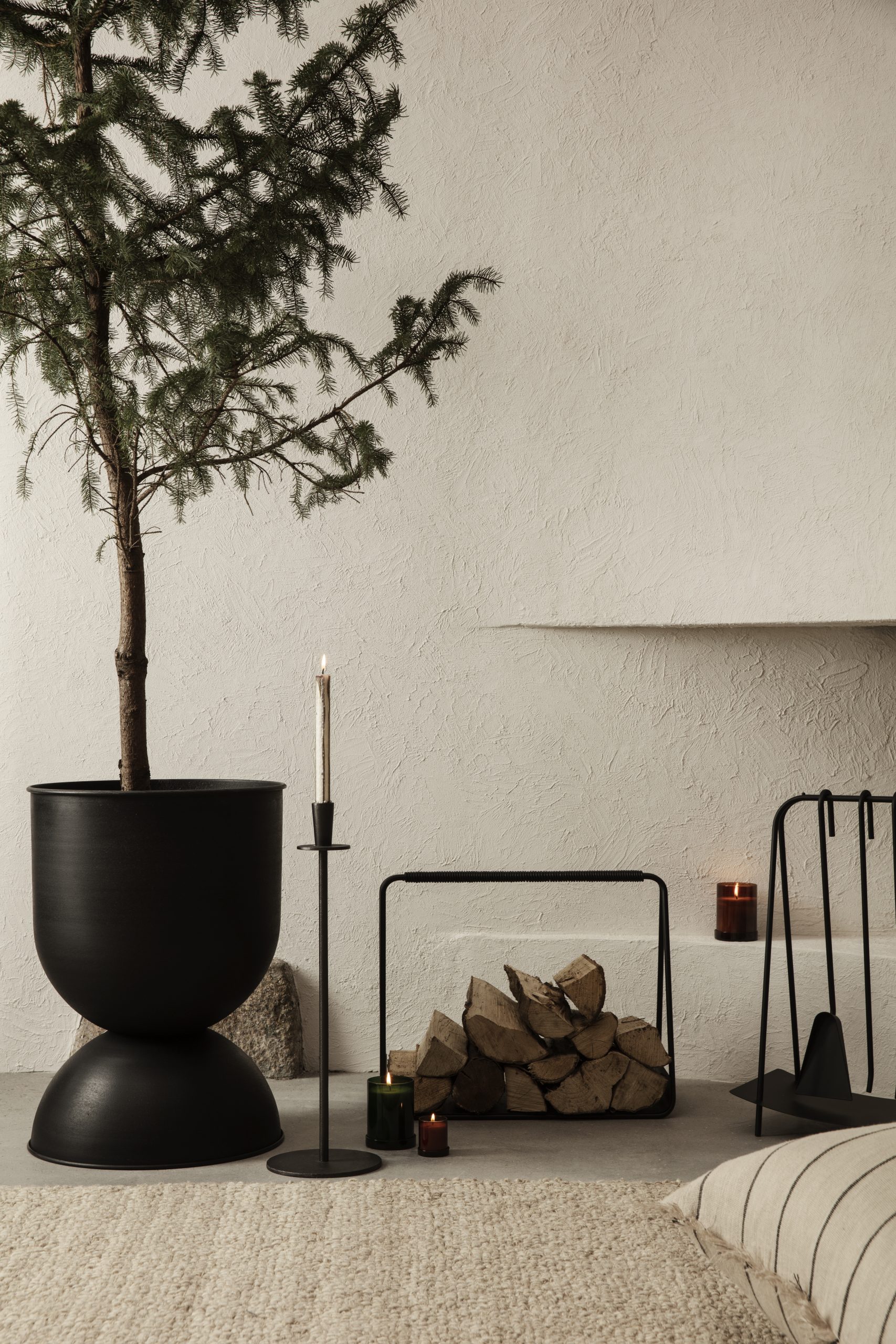 Горщик  для рослин Hourglass чорного кольору від Ferm Living
