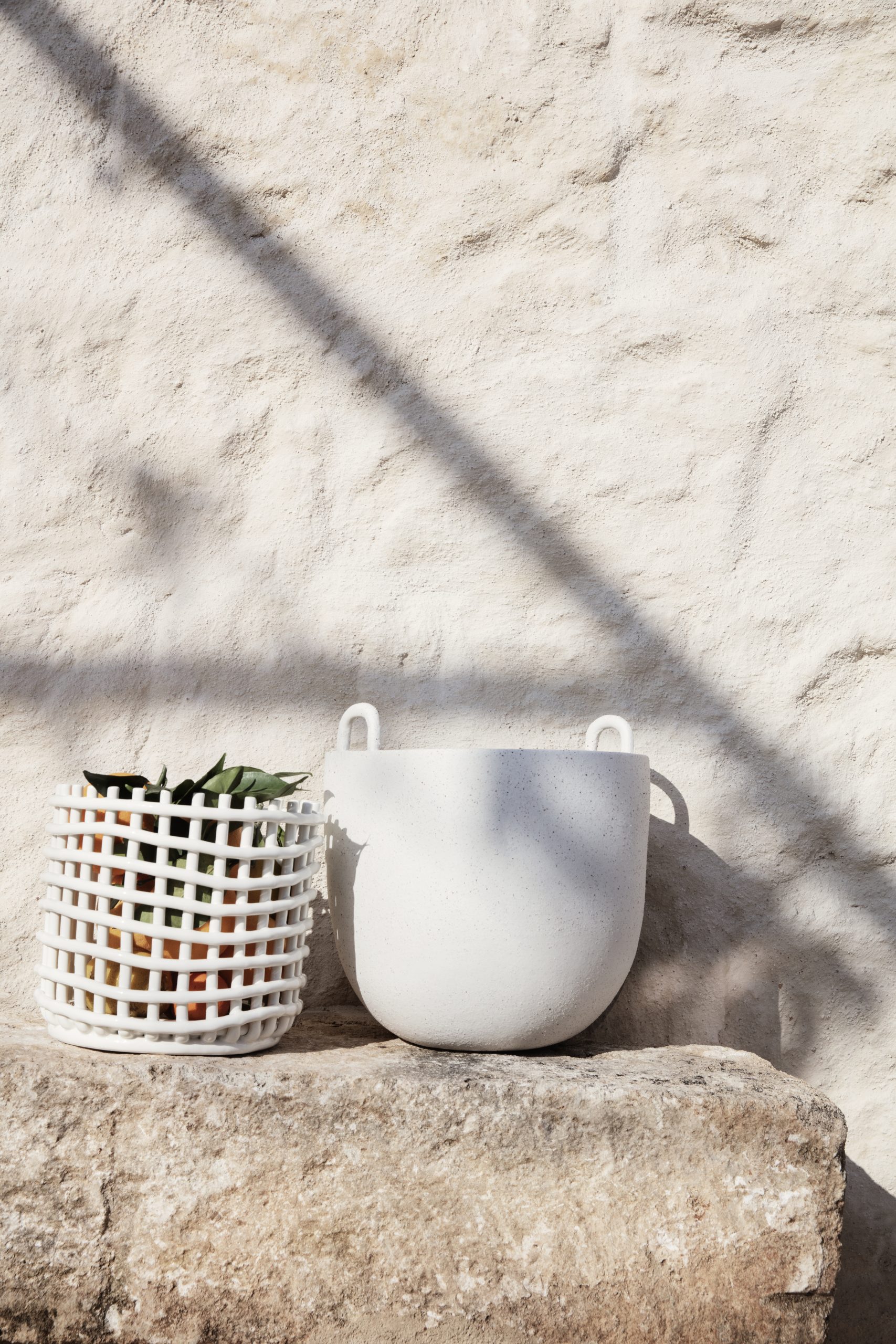 Горщик Ceramic Basket білого кольору від Ferm Living