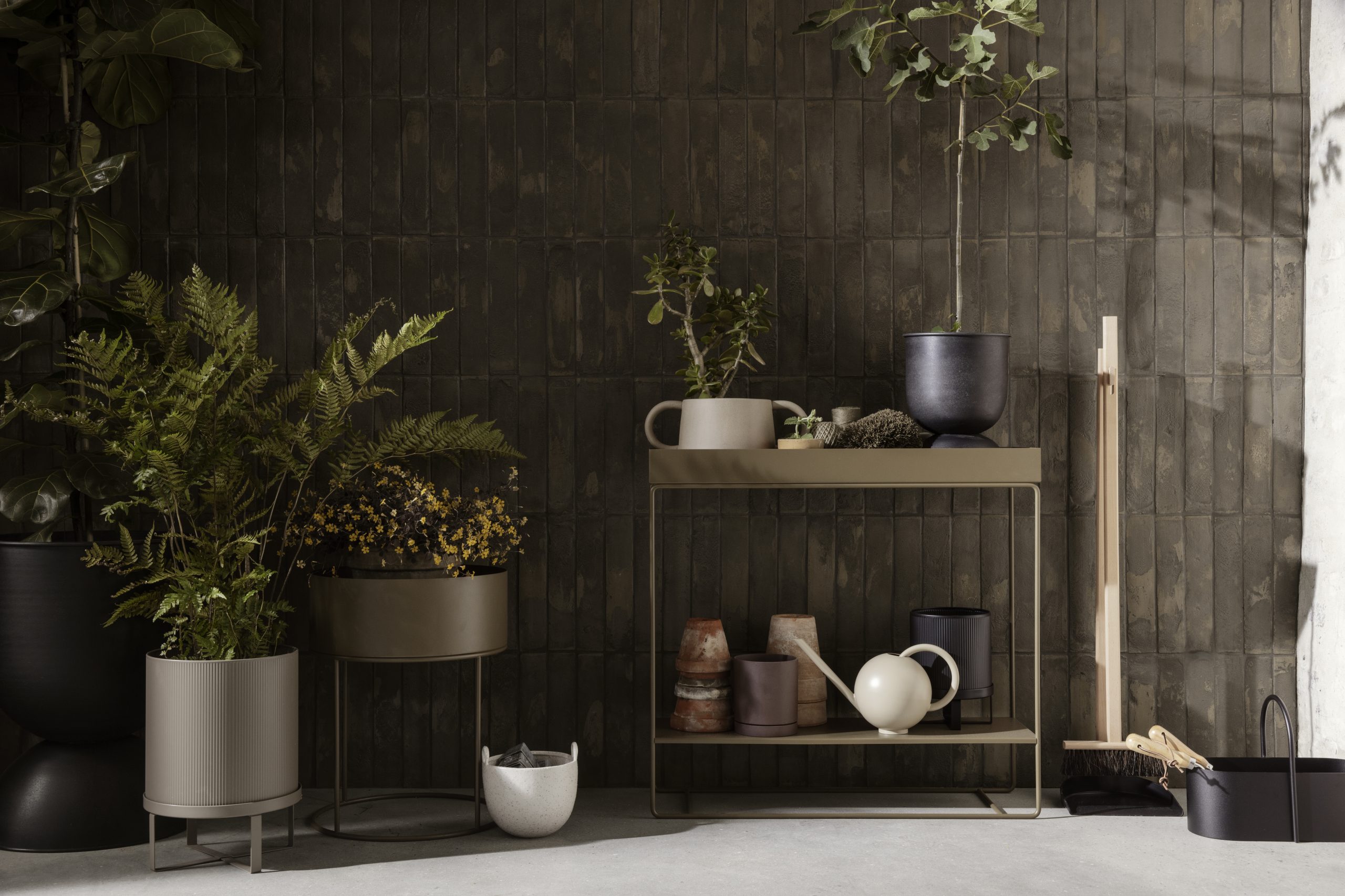 Горщик  для рослин Hourglass чорного кольору від Ferm Living