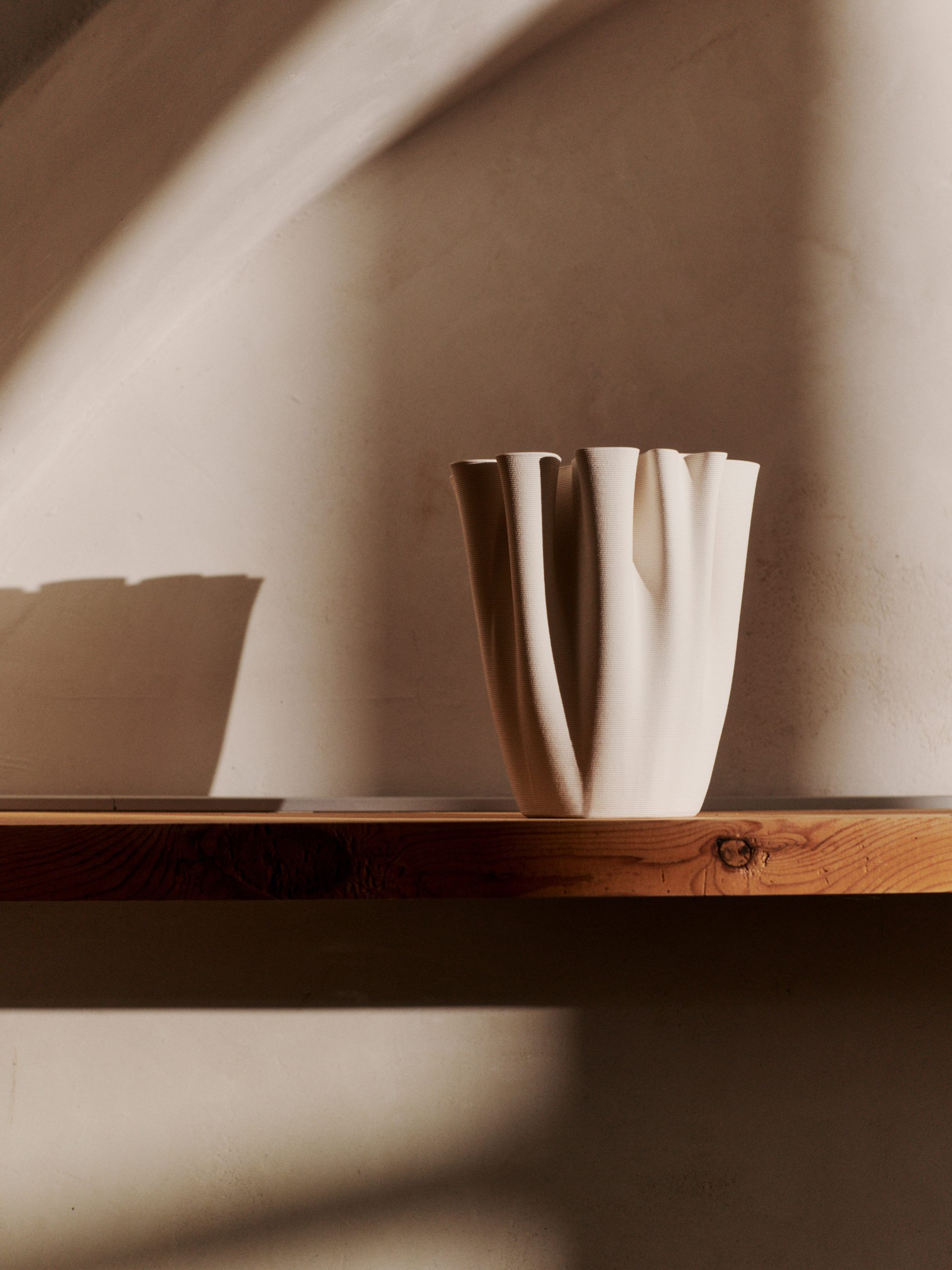 Ваза Dedali Medium білого кольору від Ferm Living