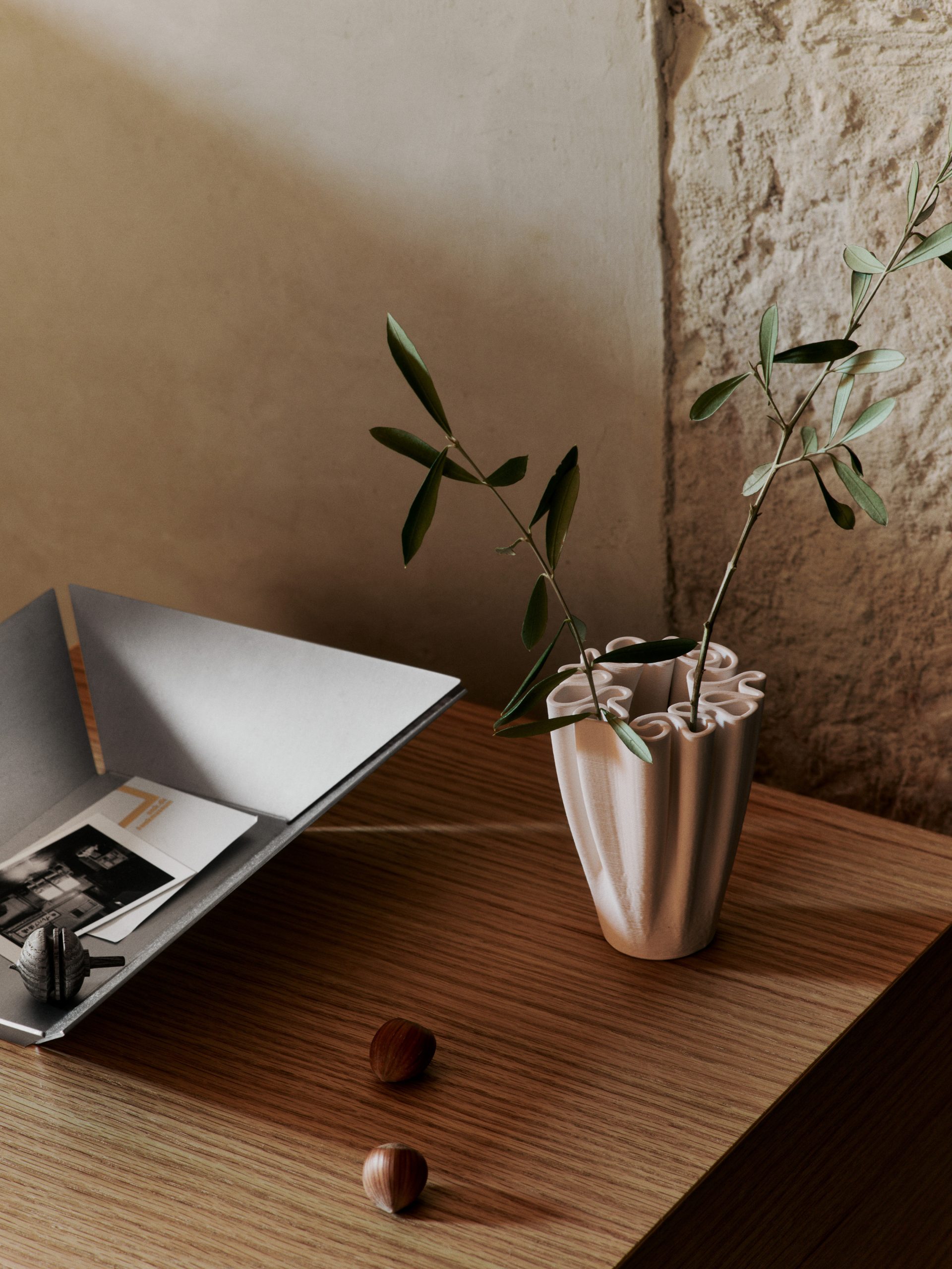 Ваза Dedali Medium білого кольору від Ferm Living