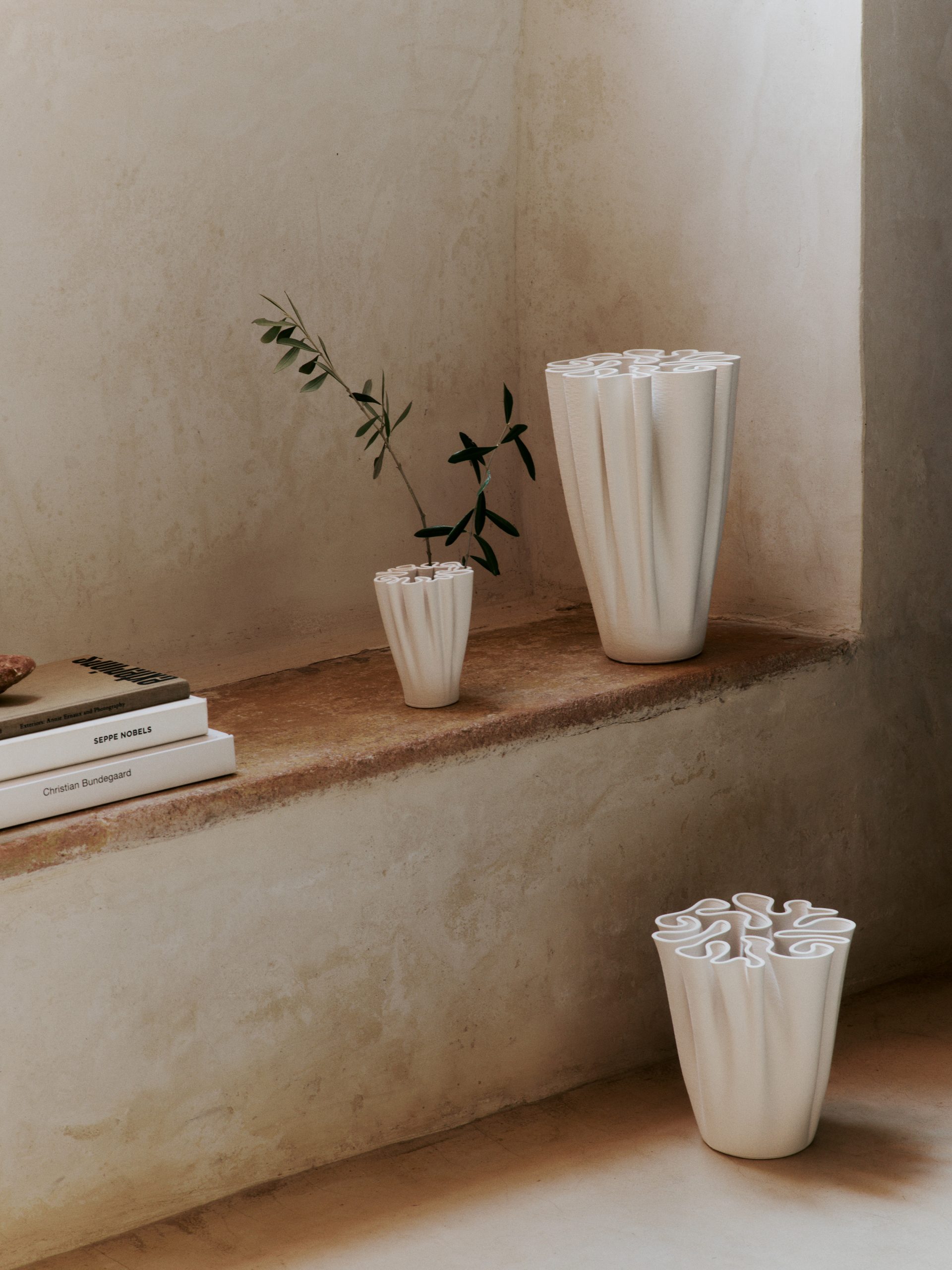 Ваза Dedali Small білого кольору від Ferm Living