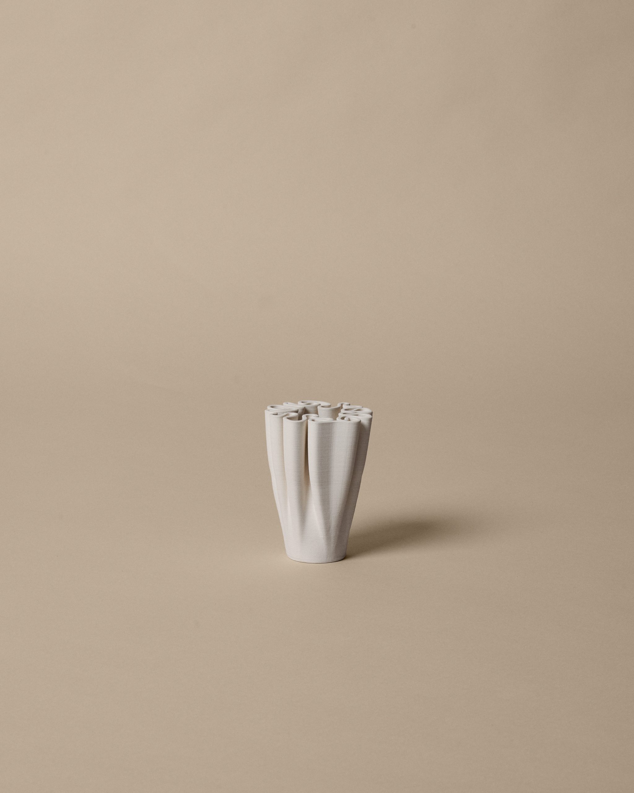 Ваза Dedali Small білого кольору від Ferm Living