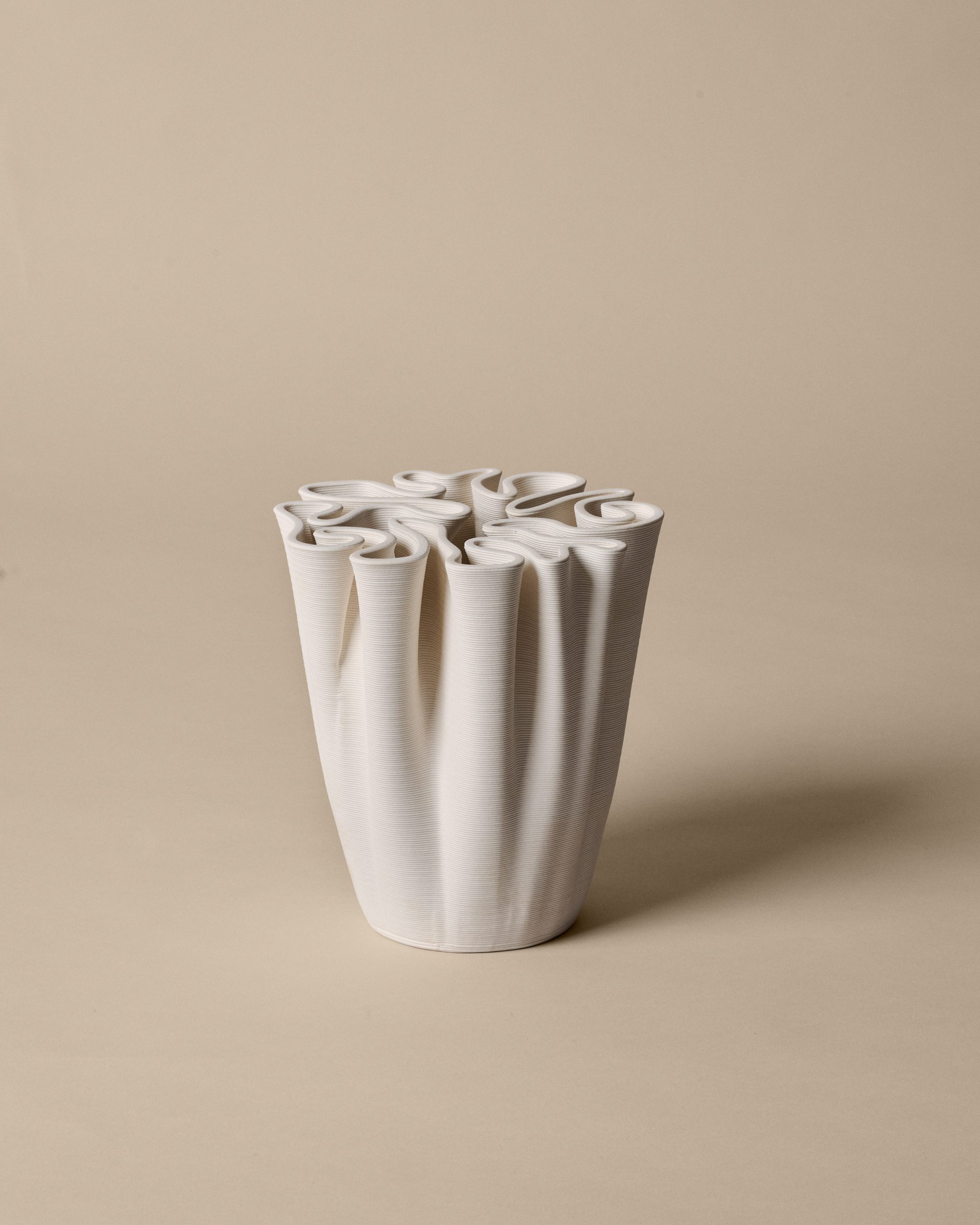 Ваза Dedali Medium білого кольору від Ferm Living