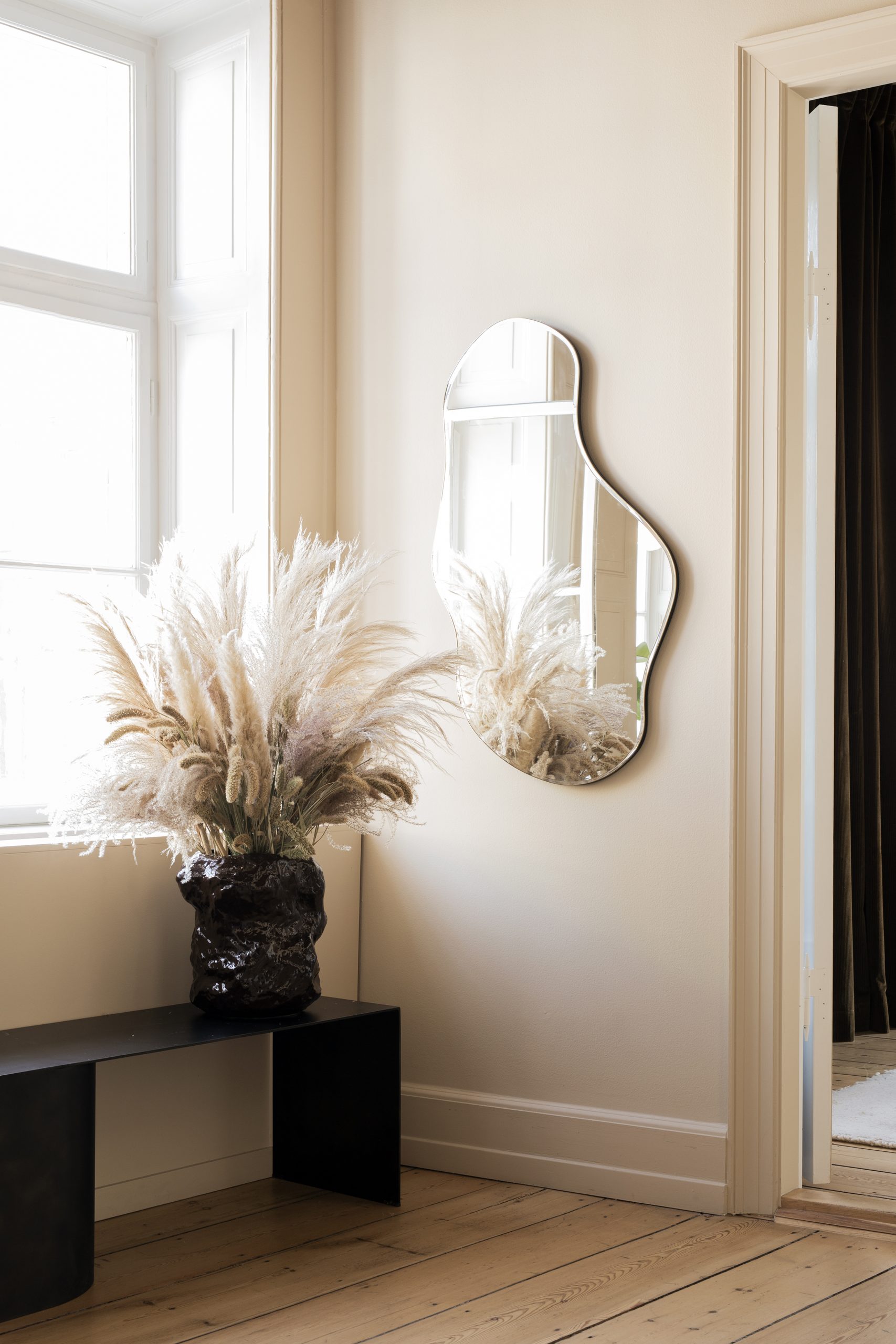 Настінне дзеркало  Pond Large колір латунь від Ferm Living