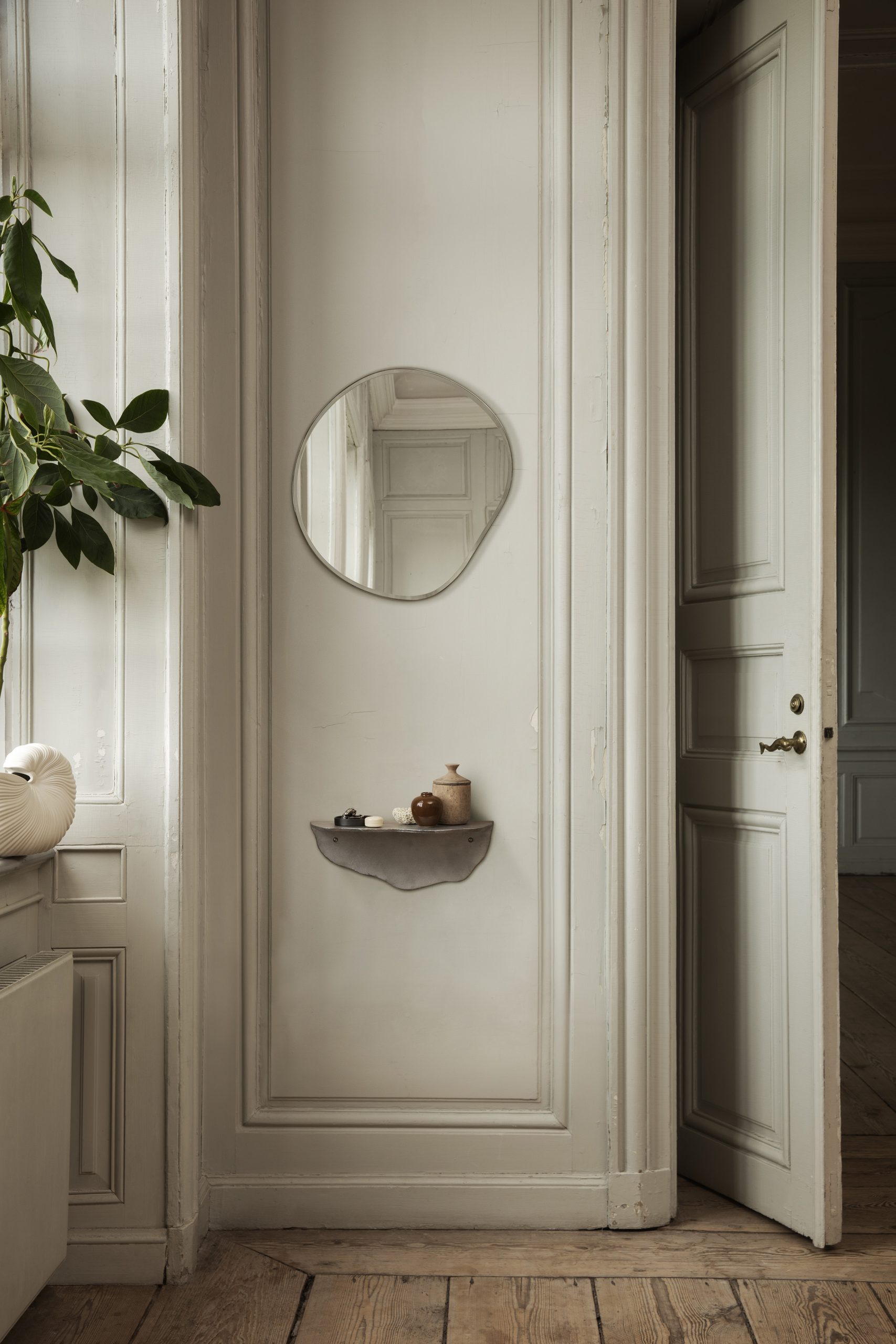 Настінне дзеркало  Pond Small колір латунь від Ferm Living