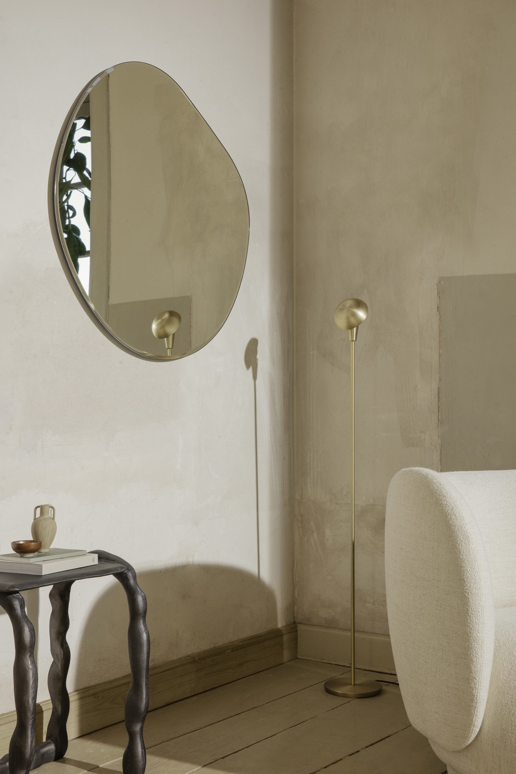 Настінне дзеркало  Pond XL колір латунь від Ferm Living