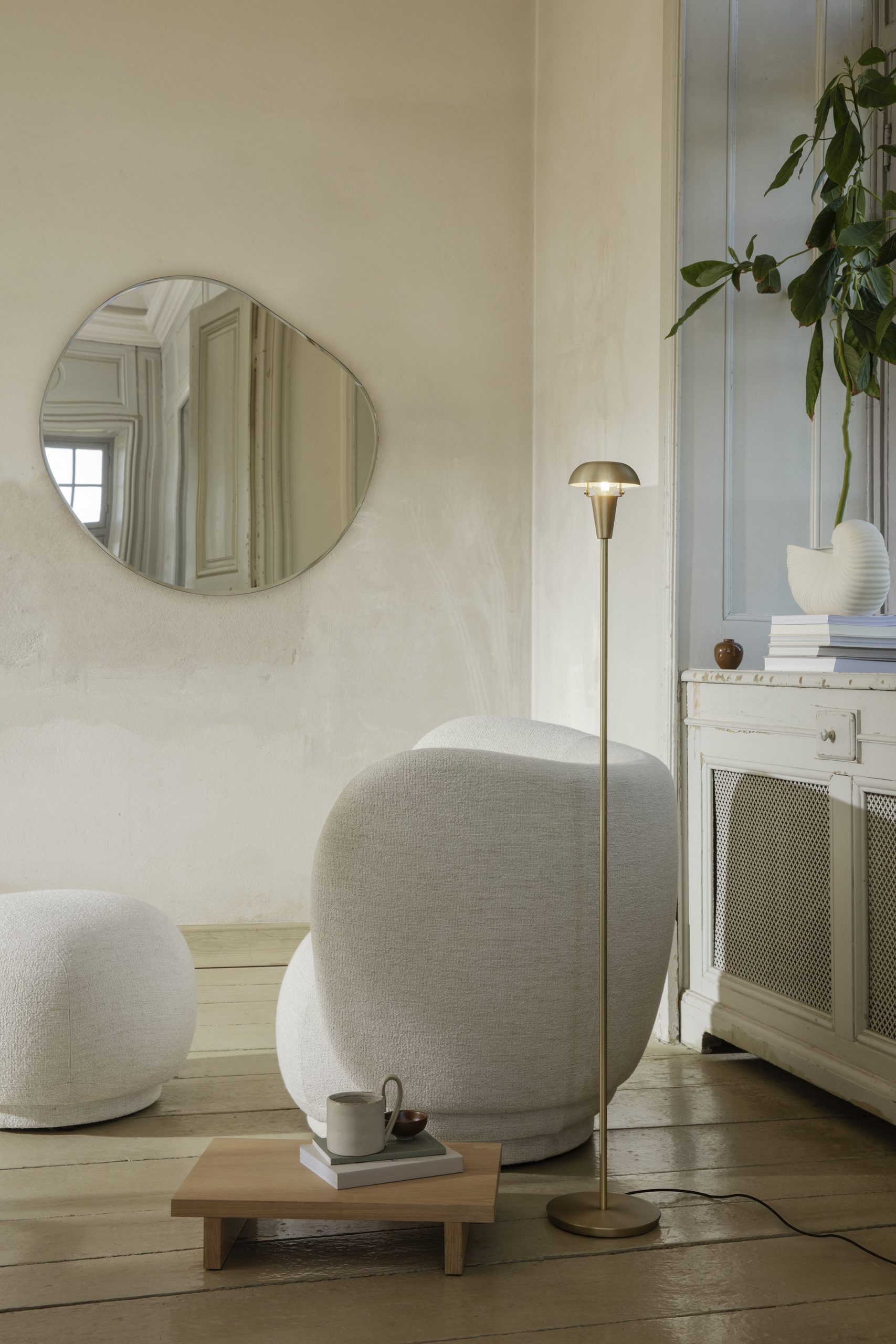 Настінне дзеркало  Pond XL колір темний хром від Ferm Living