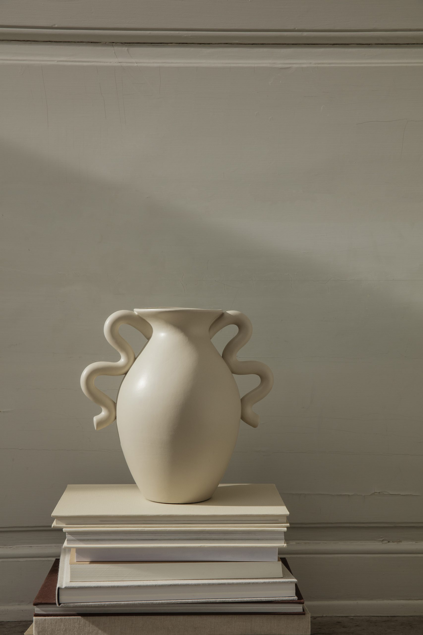 Ваза Verso Table кремового кольору від Ferm Living