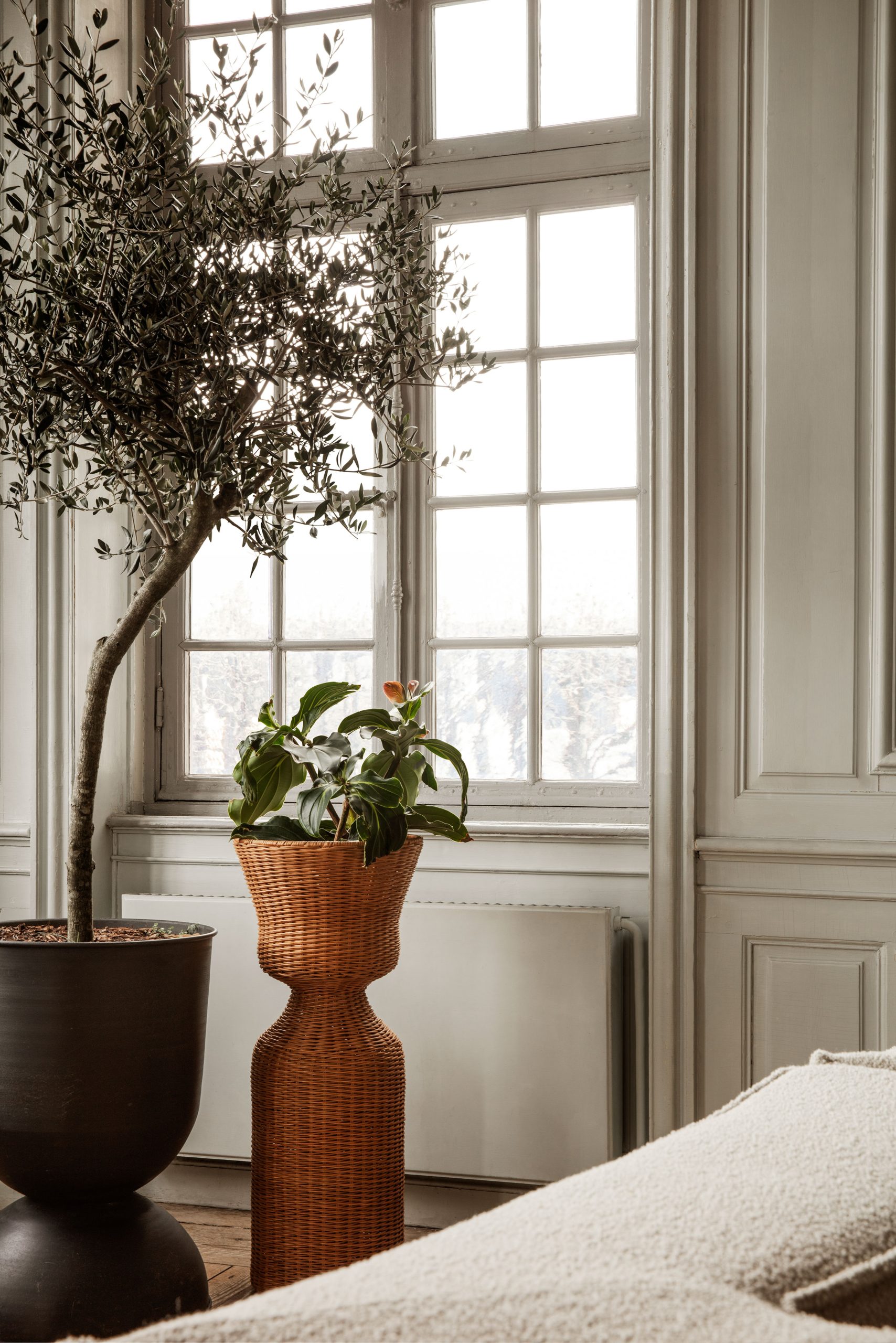 Горщик  для рослин Hourglass чорного кольору від Ferm Living