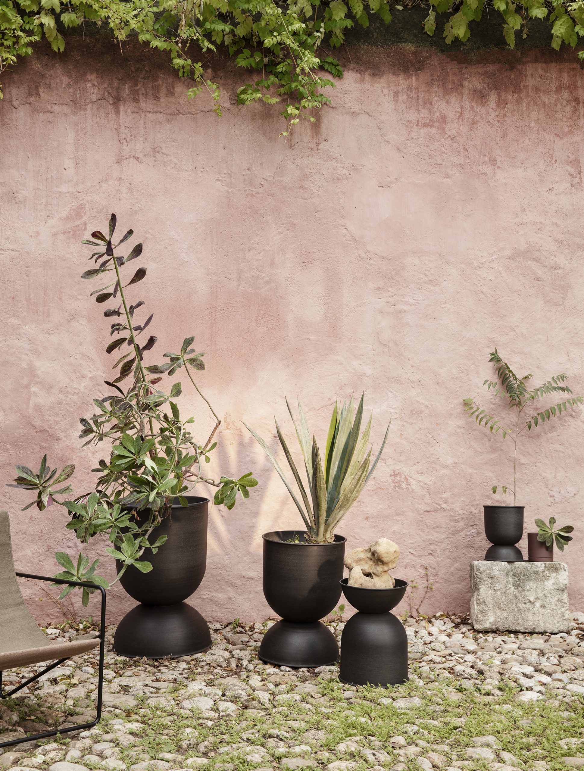 Горщик  для рослин Hourglass чорного кольору від Ferm Living