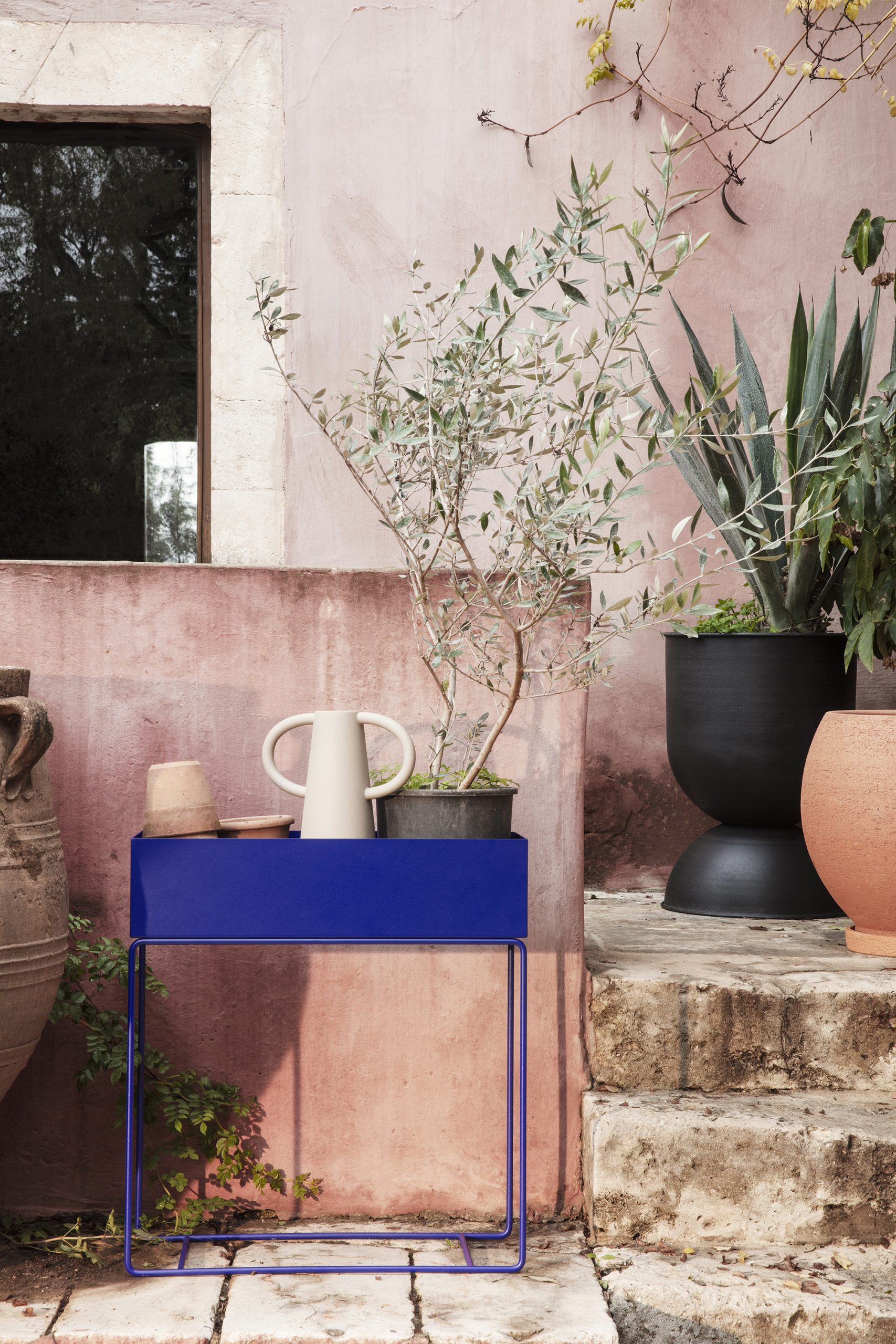 Горщик  для рослин Hourglass чорного кольору від Ferm Living
