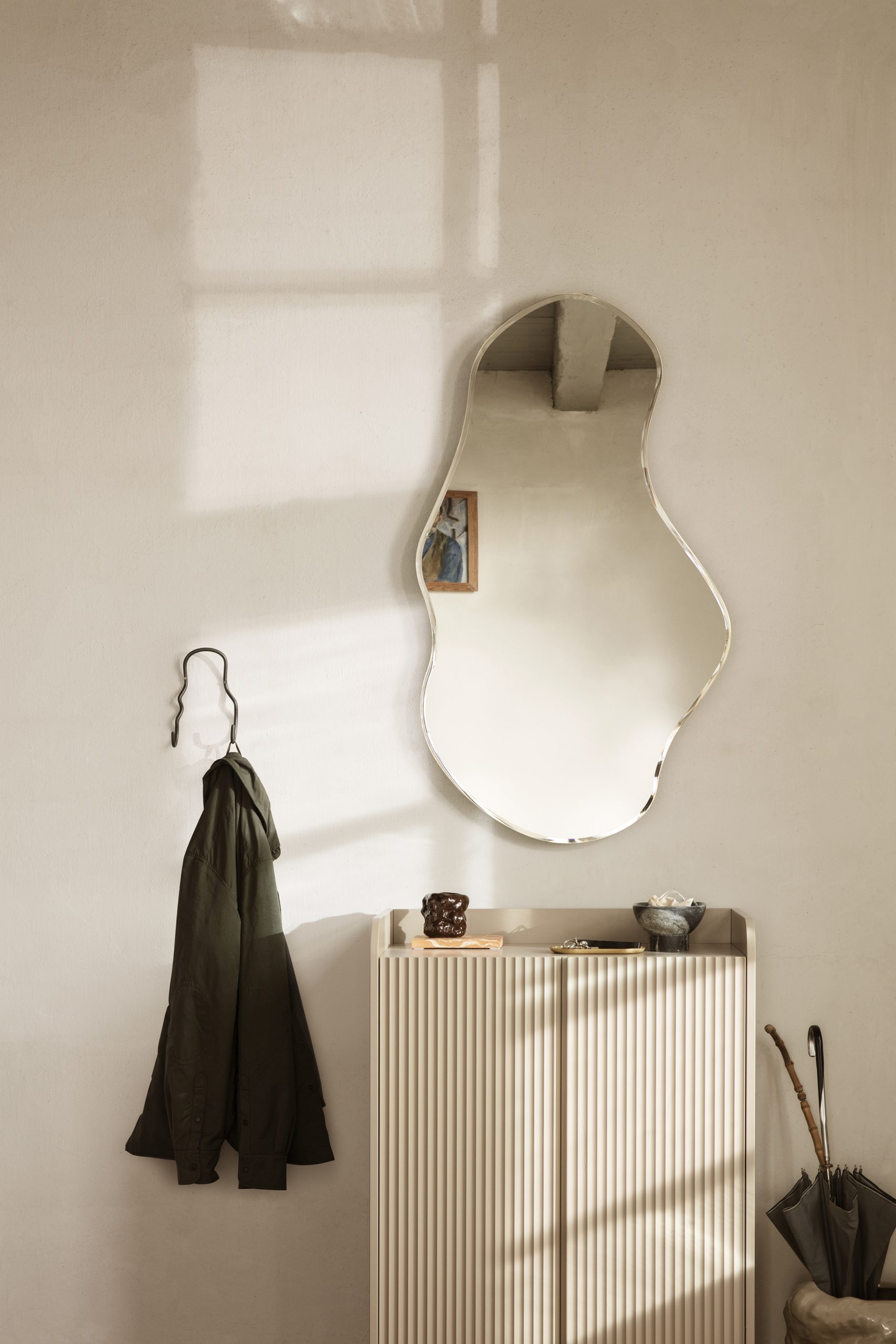 Настінне дзеркало  Pond Large колір латунь від Ferm Living