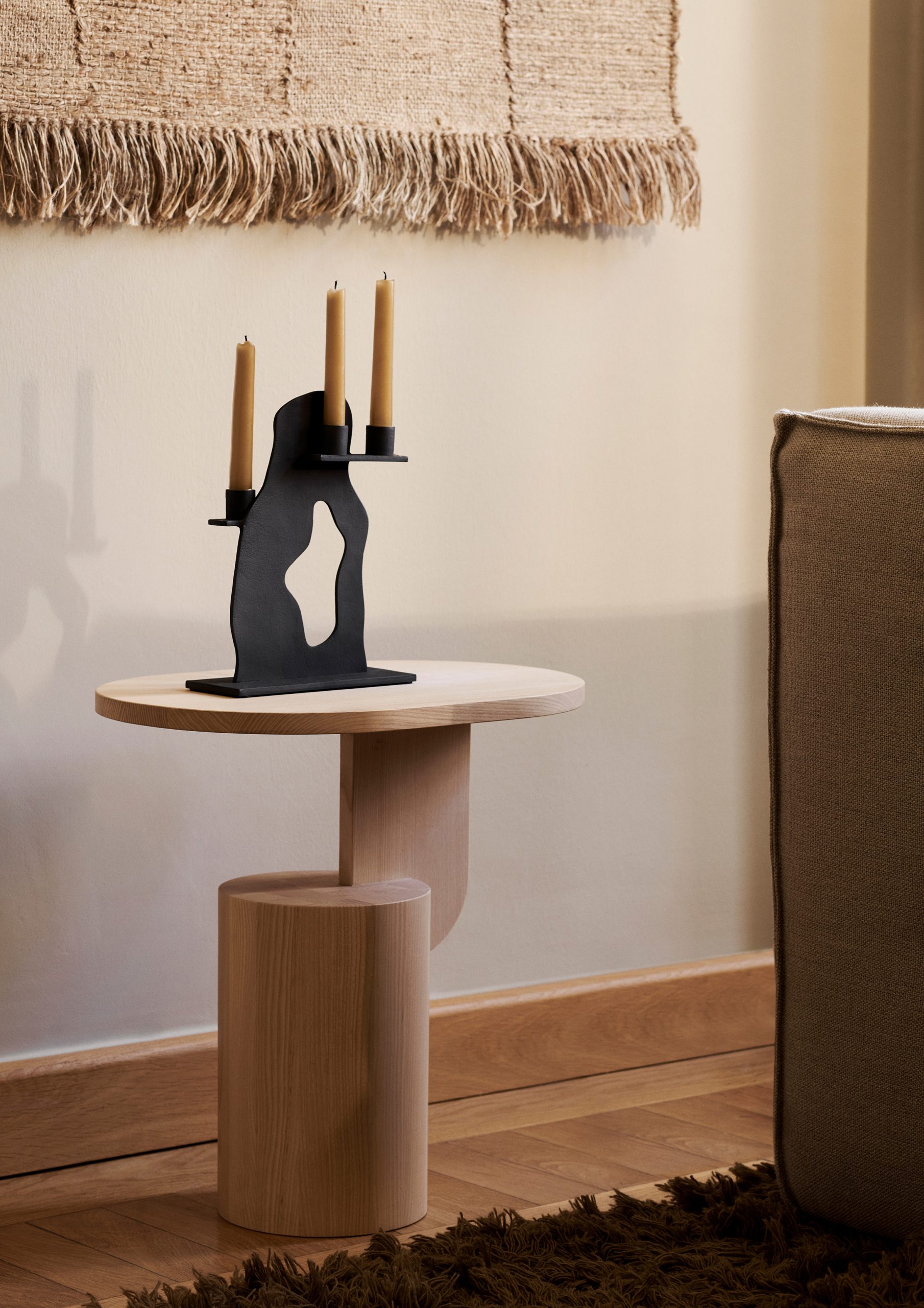 Свічник Erode чорного кольору від  Ferm Living