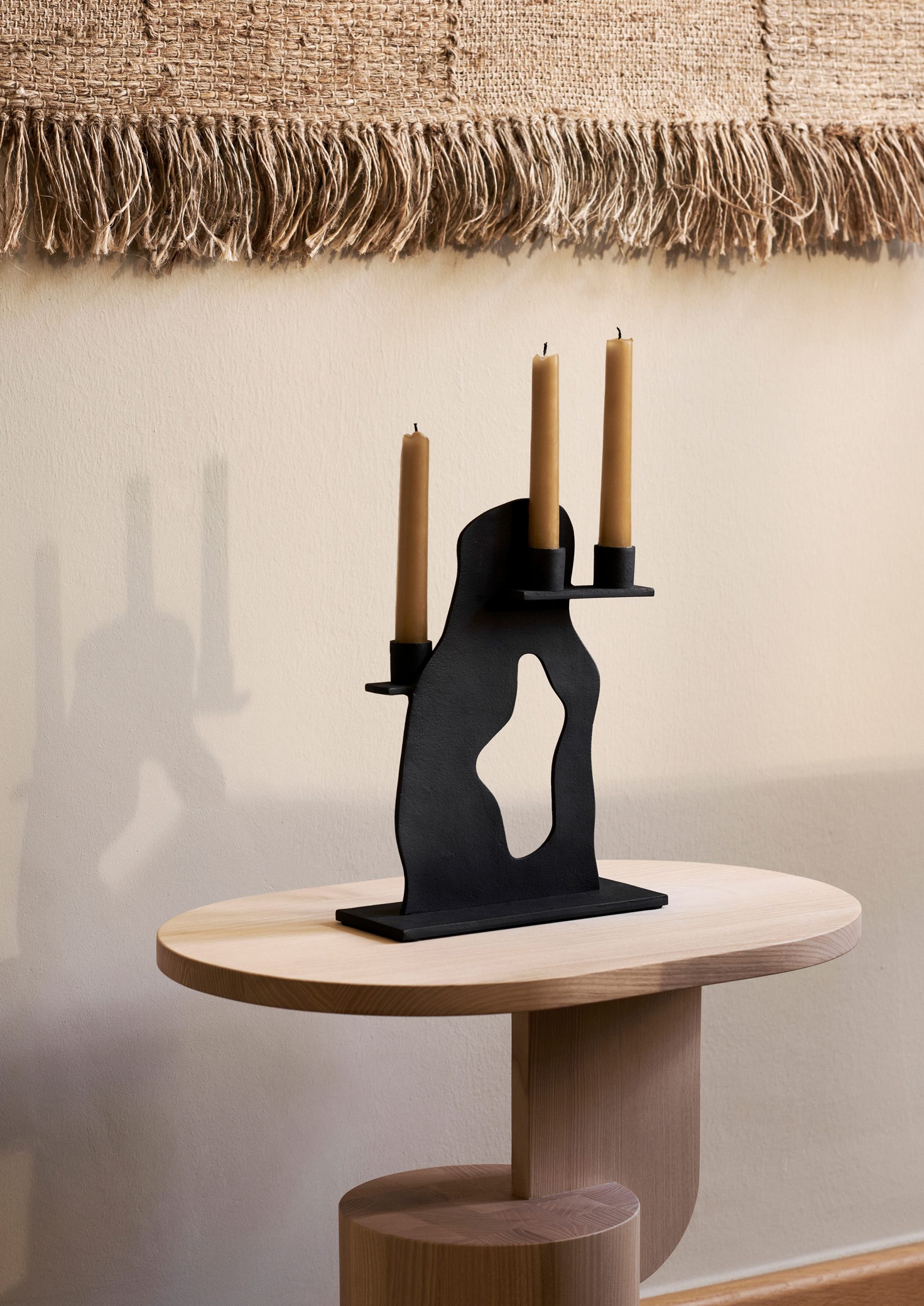 Свічник Erode чорного кольору від  Ferm Living