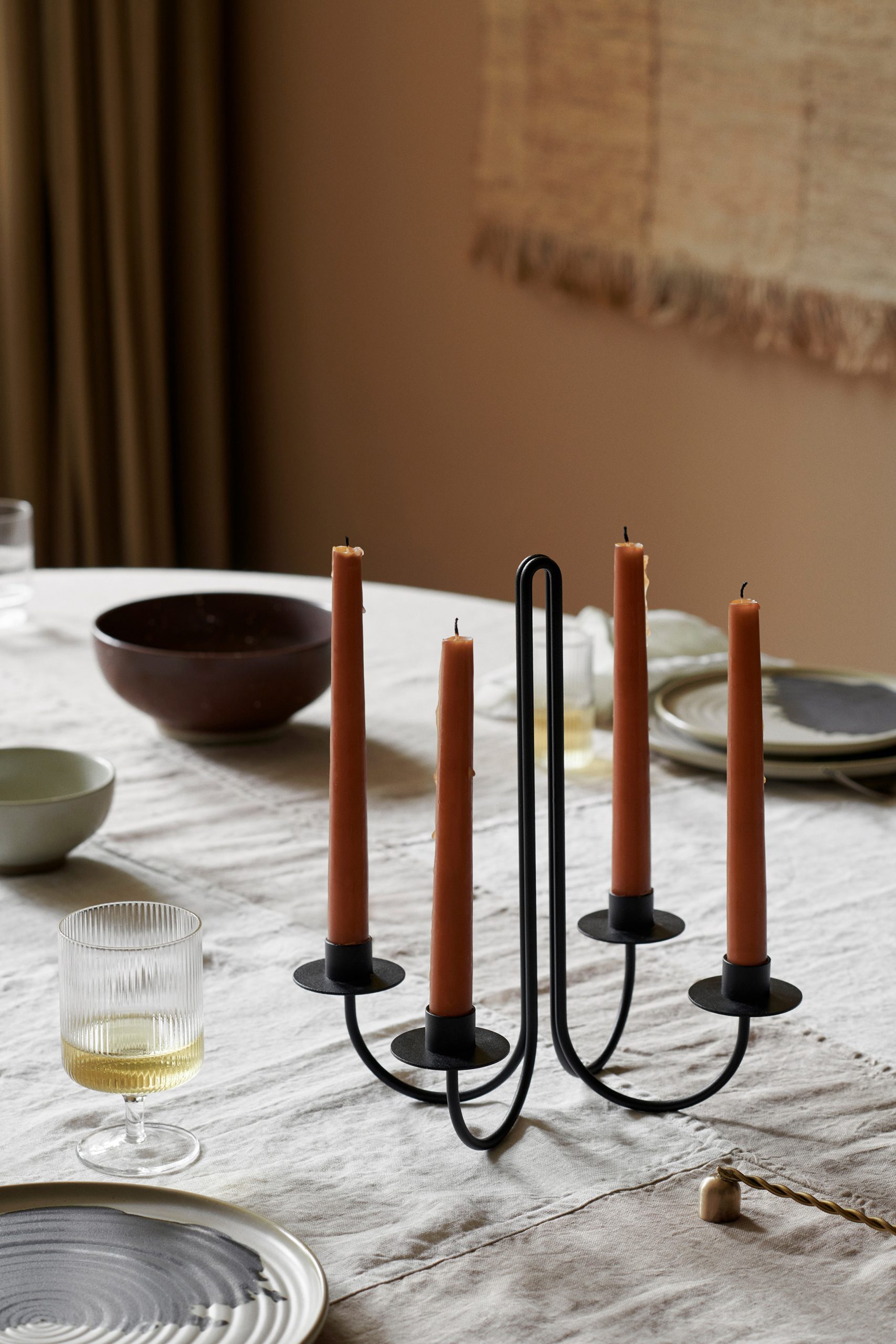 Свічник Sway Candelabra чоного кольору від  Ferm Living