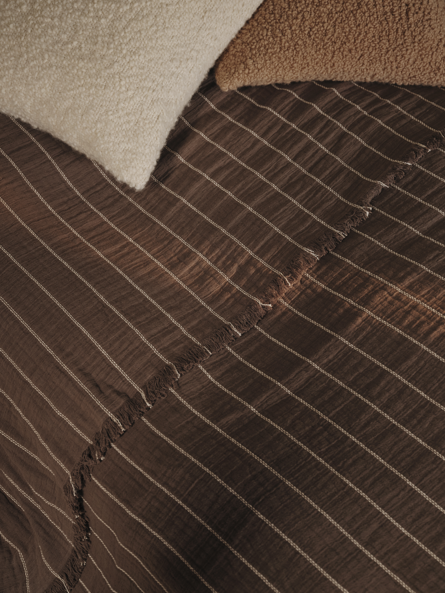 Покривало Aires камяно-коричневого кольору від Ferm Living