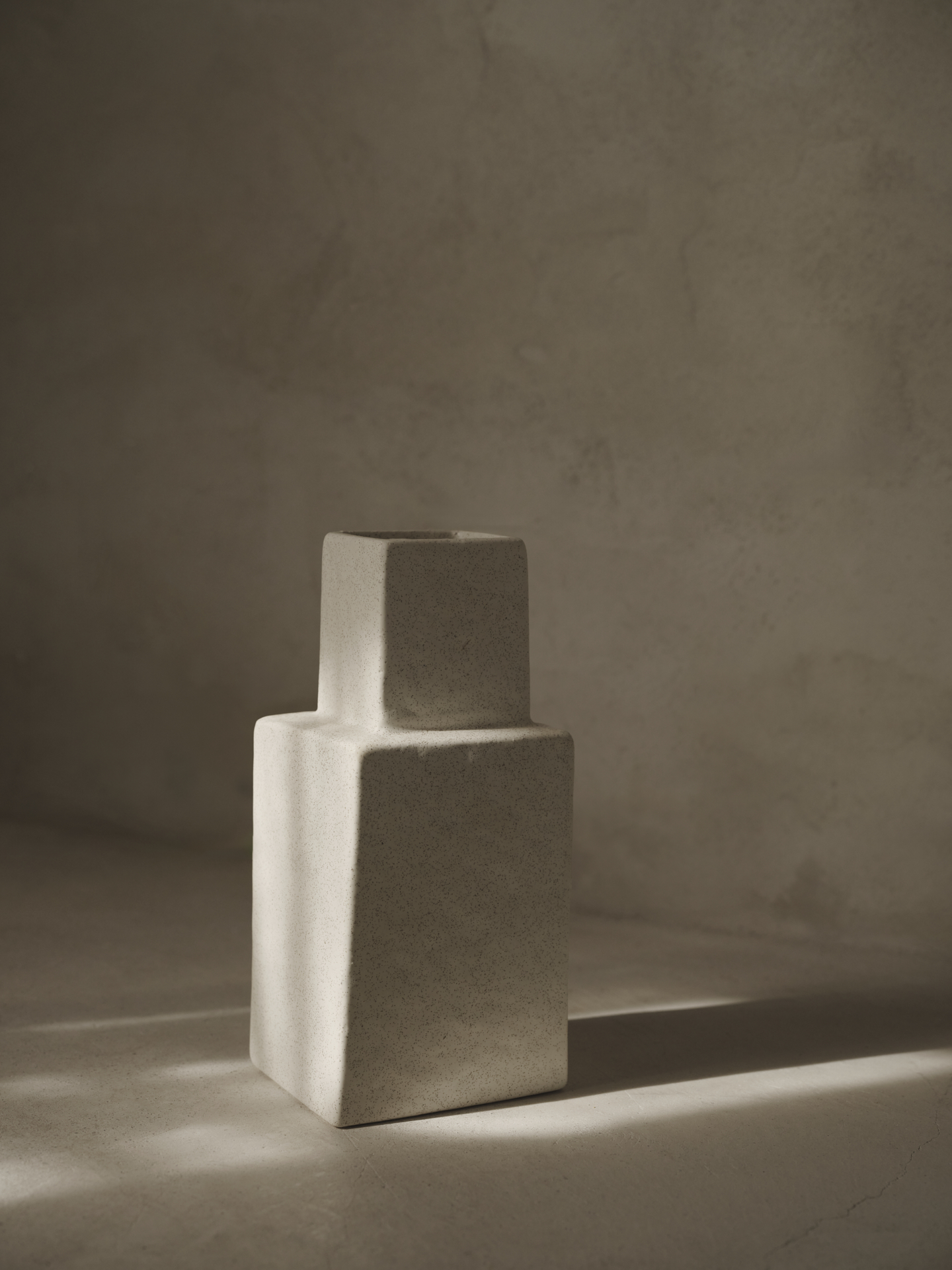 Ваза Koa Medium білого кольору від Ferm Living
