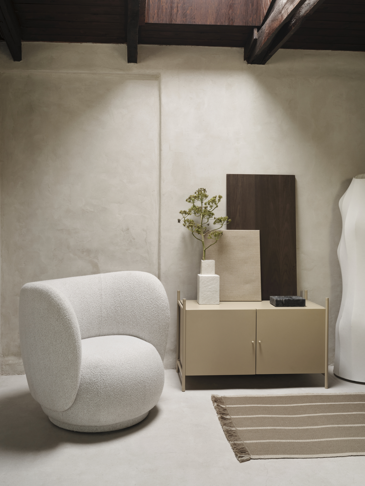 Ваза Koa Medium білого кольору від Ferm Living