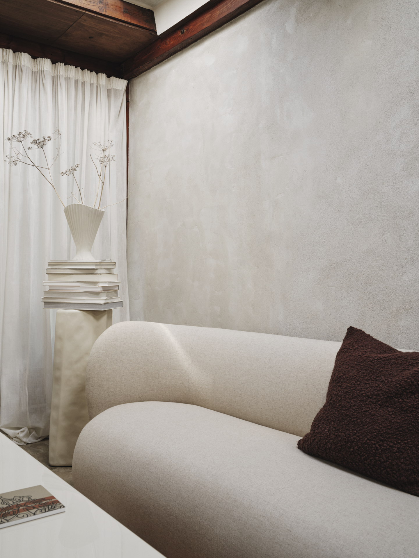 Ваза Fountain Large білого кольору  від Ferm Living