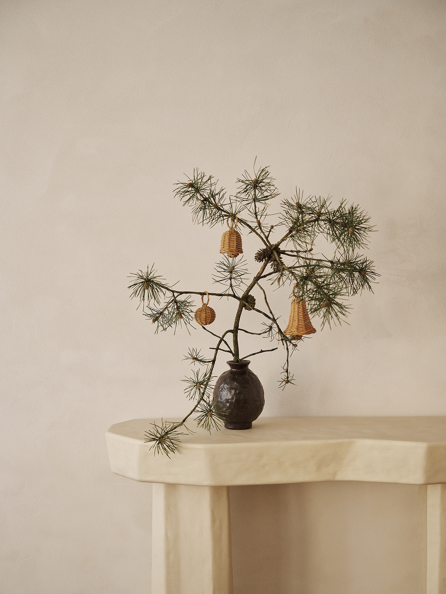 Ваза Doro кольору кави  від Ferm Living