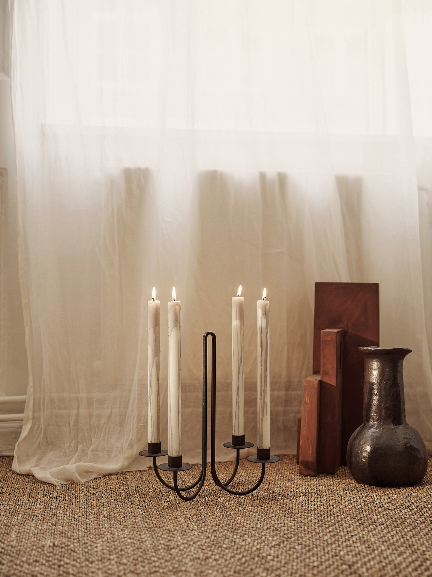 Свічник Sway Candelabra чоного кольору від  Ferm Living